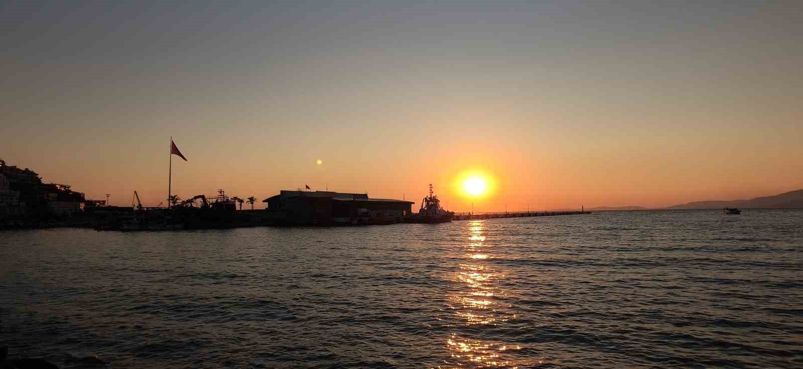 Kuşadası, g&uuml;n batımında kızıla boyanıyor