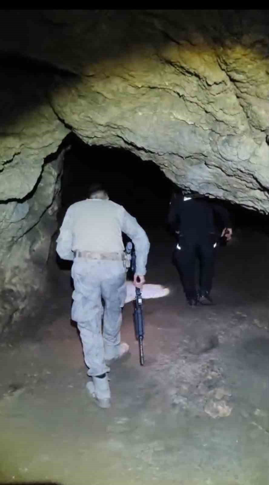 Kayıp &uuml;niversite &ouml;ğrencisi i&ccedil;in kanyon ve mağaralar didik didik taranıyor
