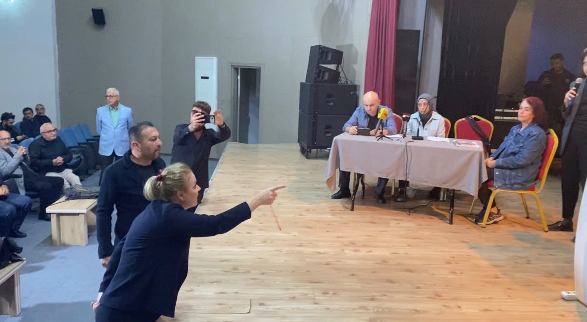 Toplantıda tansiyon yükseldi, yetkililer çareyi salonu terk etmekte buldu