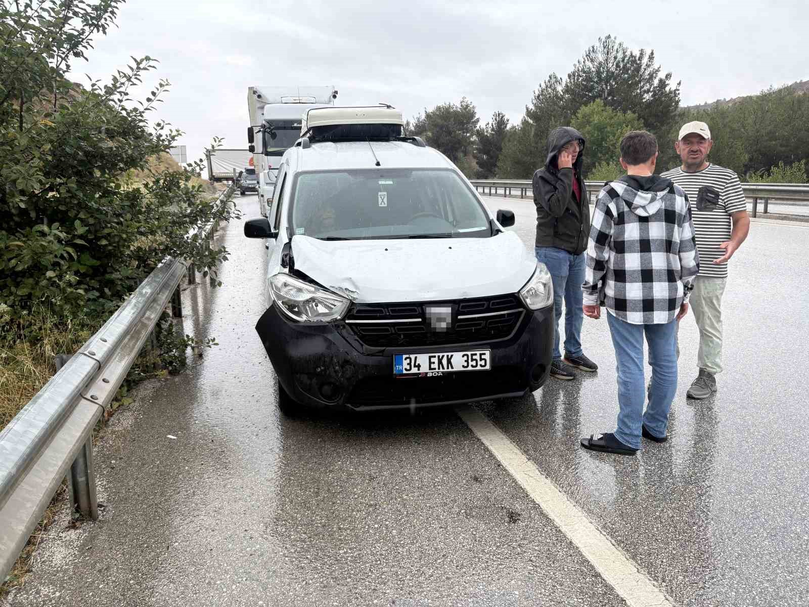 D100&rsquo;de sağanak trafik kazalarını beraberinde getirdi: &Ouml;l&uuml; ve yaralılar var