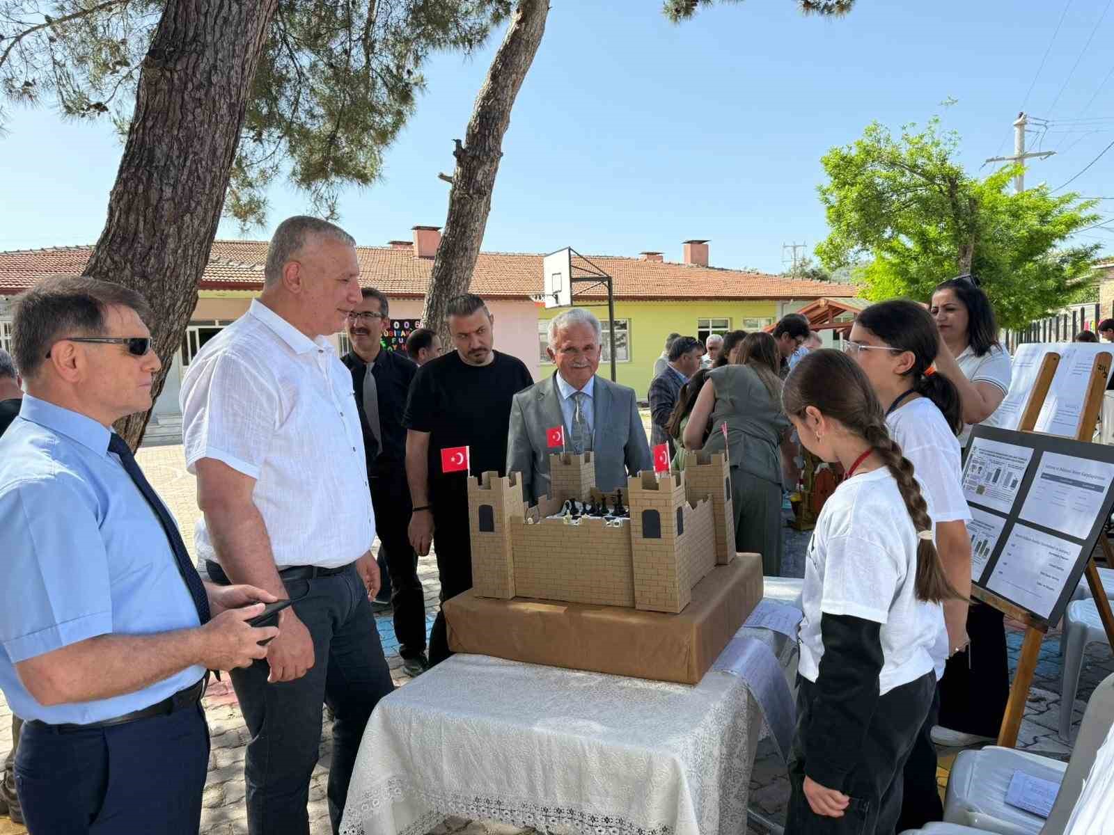 Burhaniye&rsquo;de iki okulun ortak Bilim Fuarı a&ccedil;ıldı