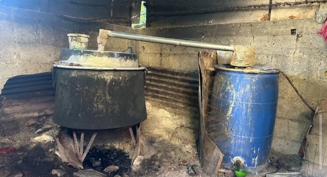 Adana’da evde 1 ton 670 litre kaçak alkol ele geçirildi
