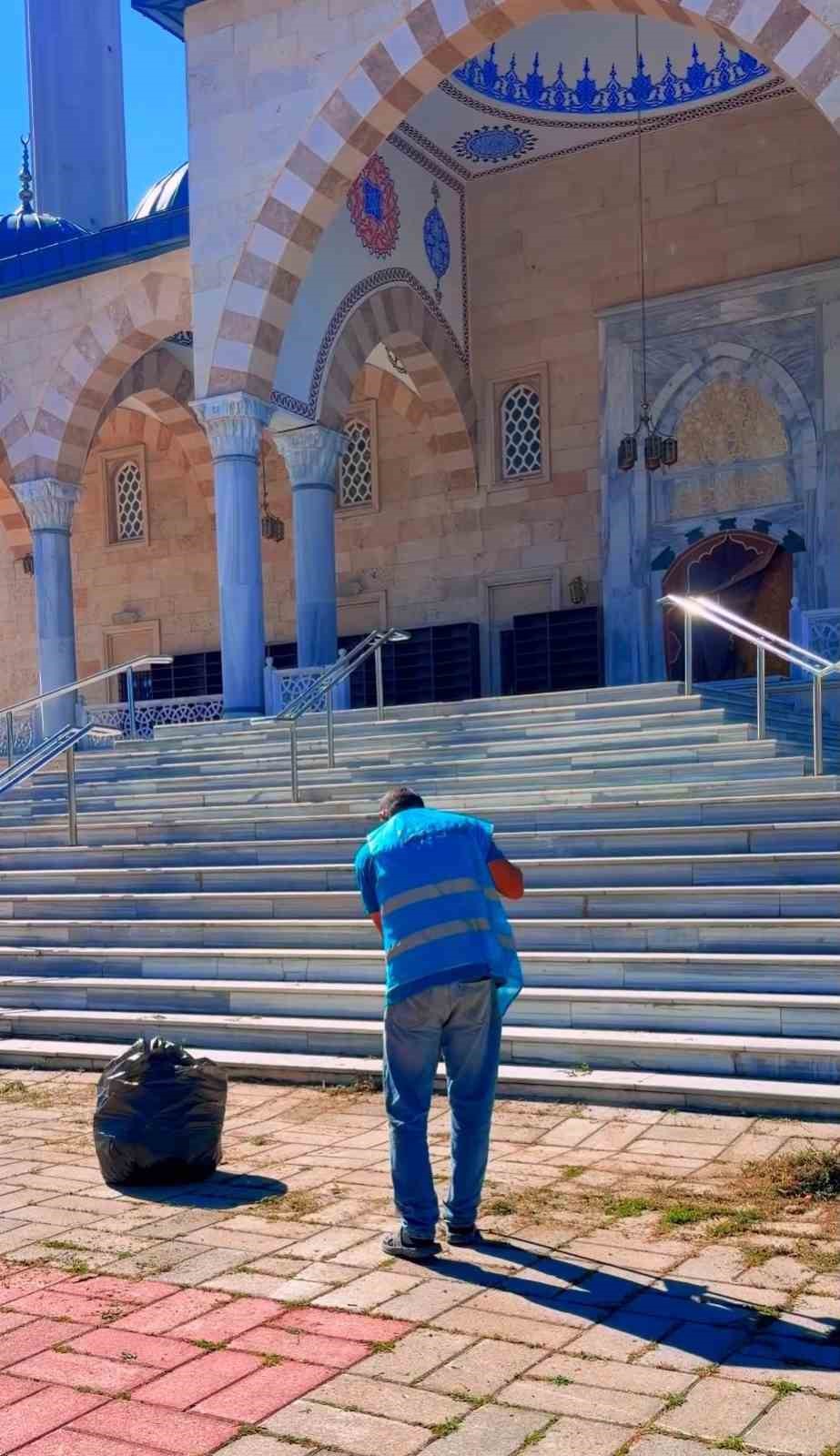 Patnos’ta denetimli serbestlik yükümlülerinden camilerde temizlik çalışması