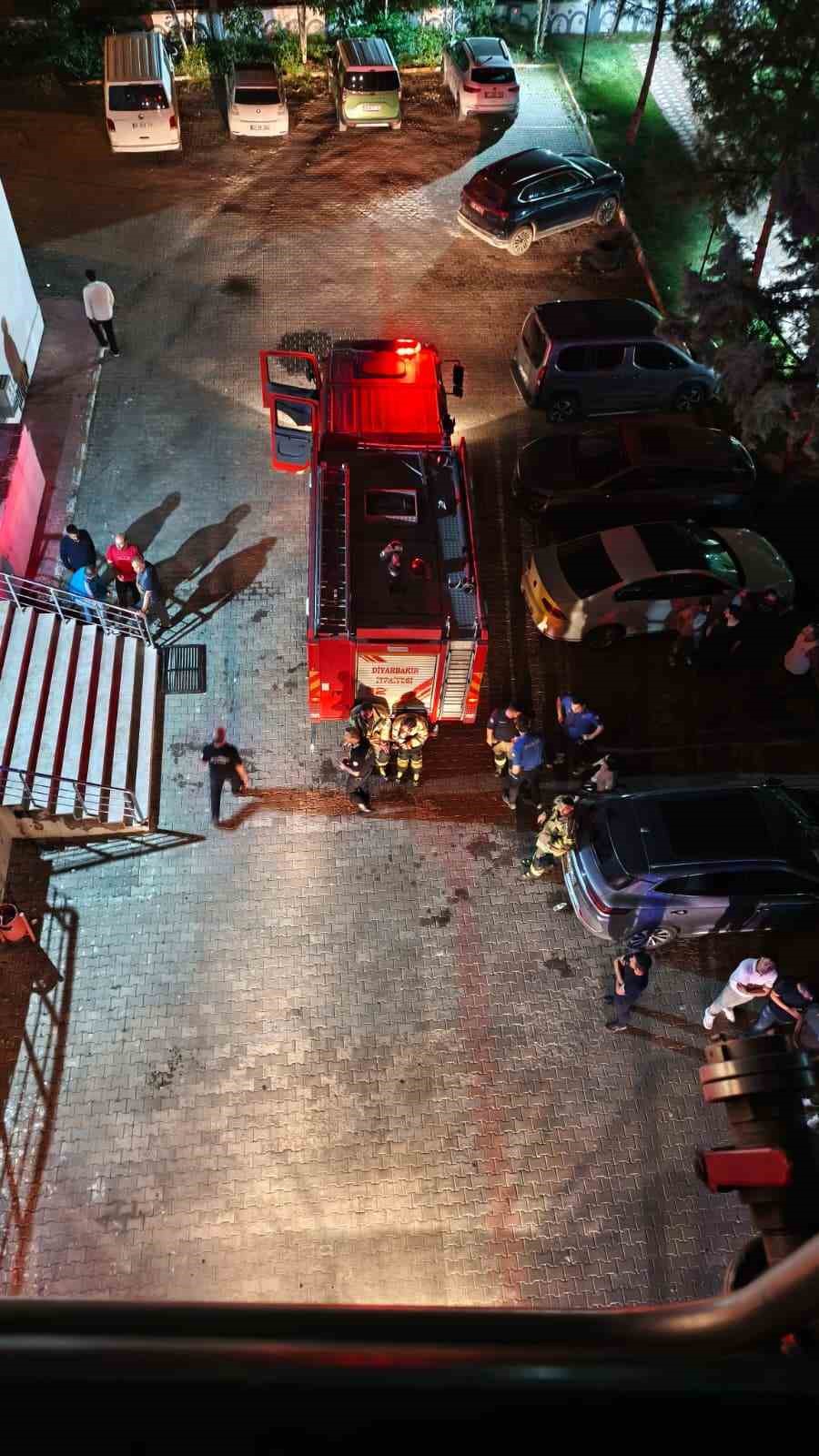 İtfaiyecilerin yüzlerine gelen alevlerle mücadelesi kask kamerasına yansıdı
