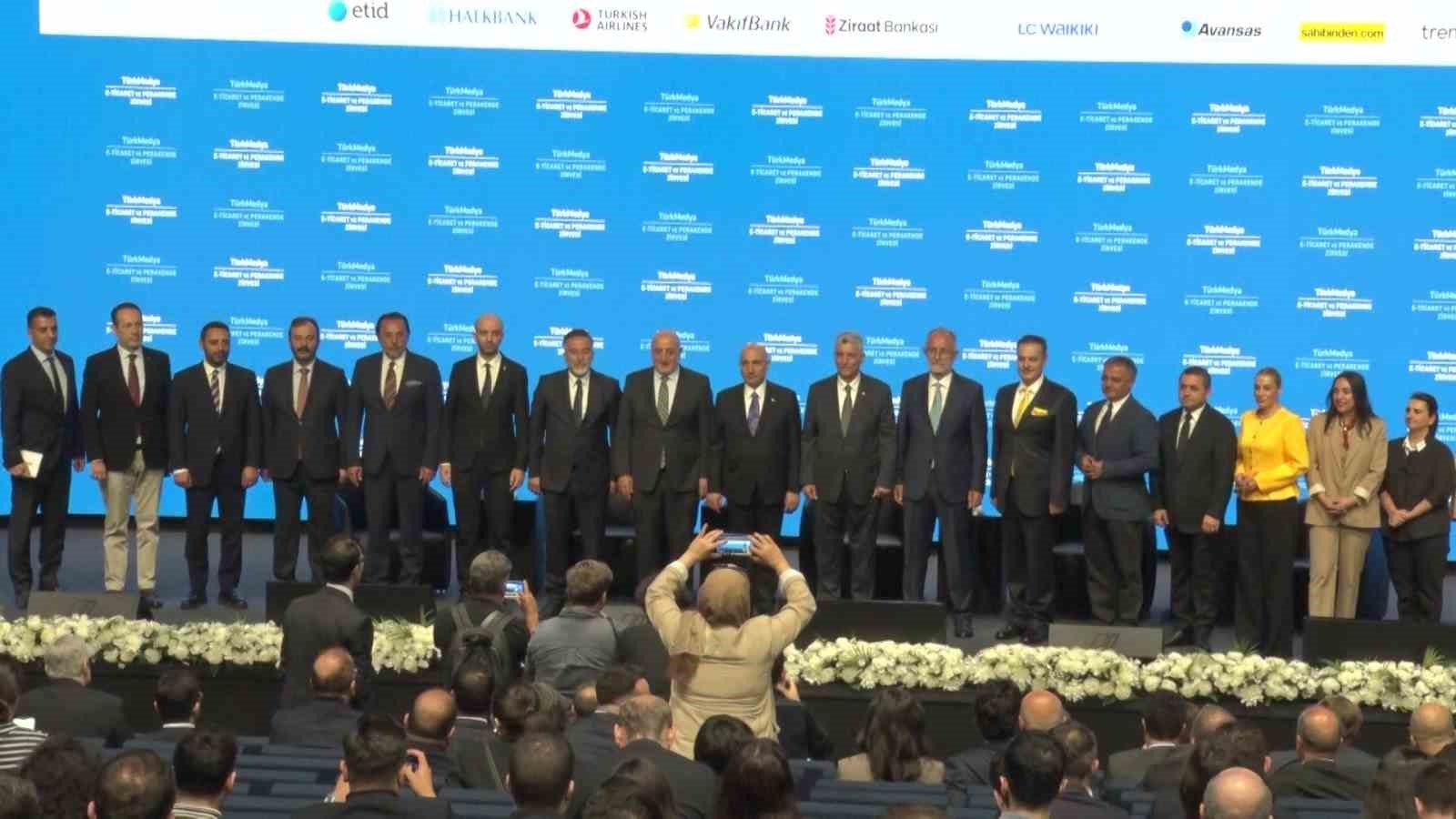 Ticaret Bakanı Bolat: "D&uuml;nya ekonomisi COVID&rsquo;in patladığı 2020 başından bu yana zor bir d&ouml;nemden ge&ccedil;iyor"