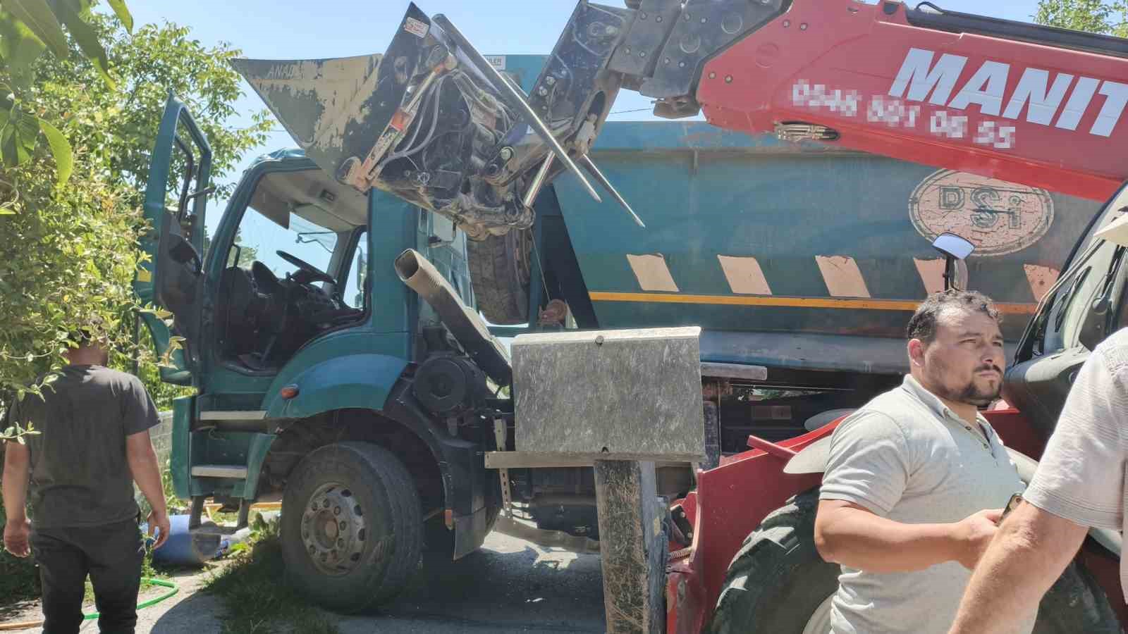 Bafra’da iş makinesi ile kamyon çarpıştı: 1 yaralı
