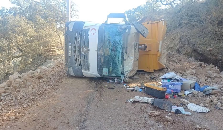 Hafriyat kamyonları &ccedil;arpıştı; 2 yaralı