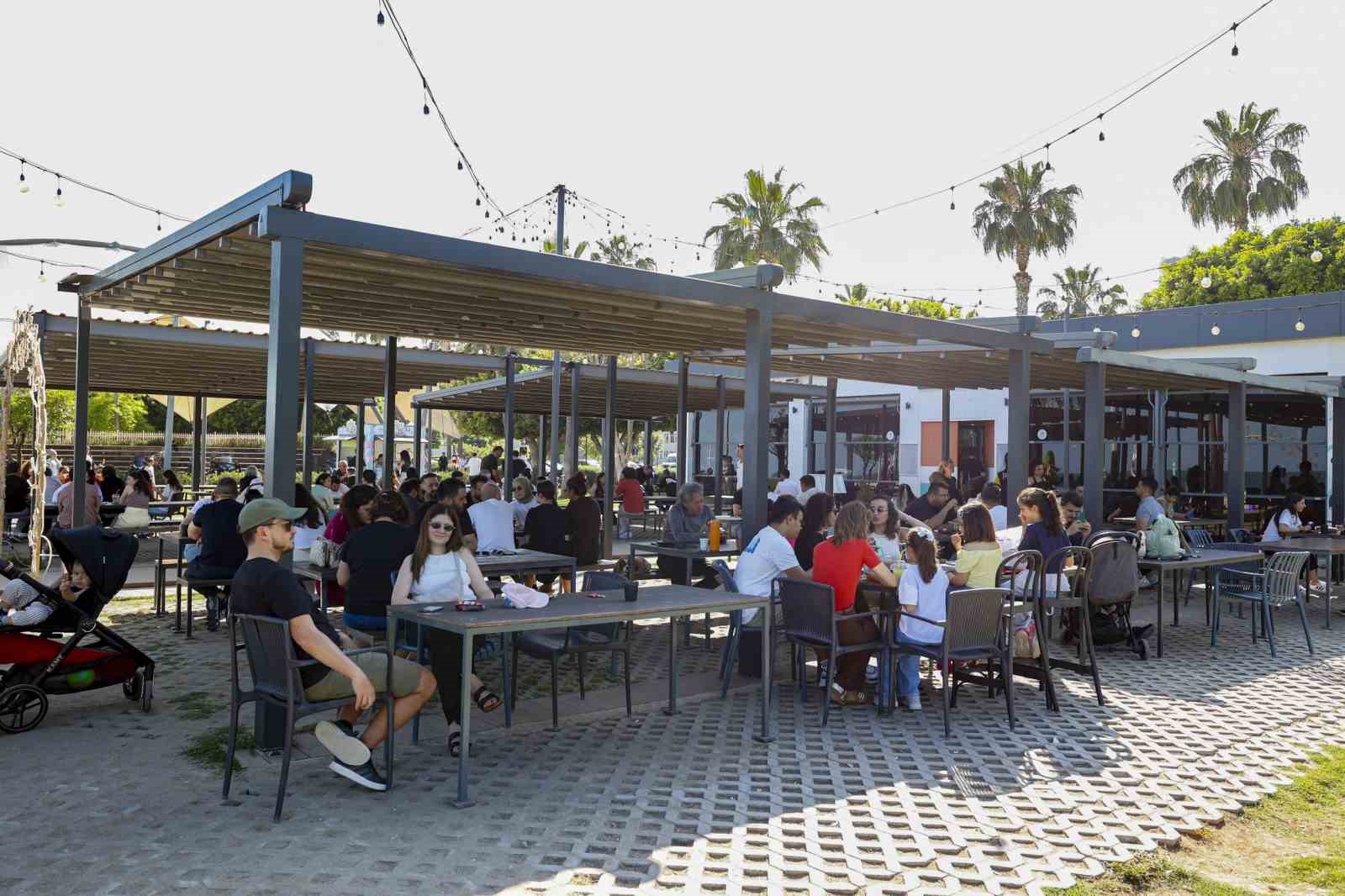 Mersin&rsquo;de bayramın adresi belediye kafeleri oldu