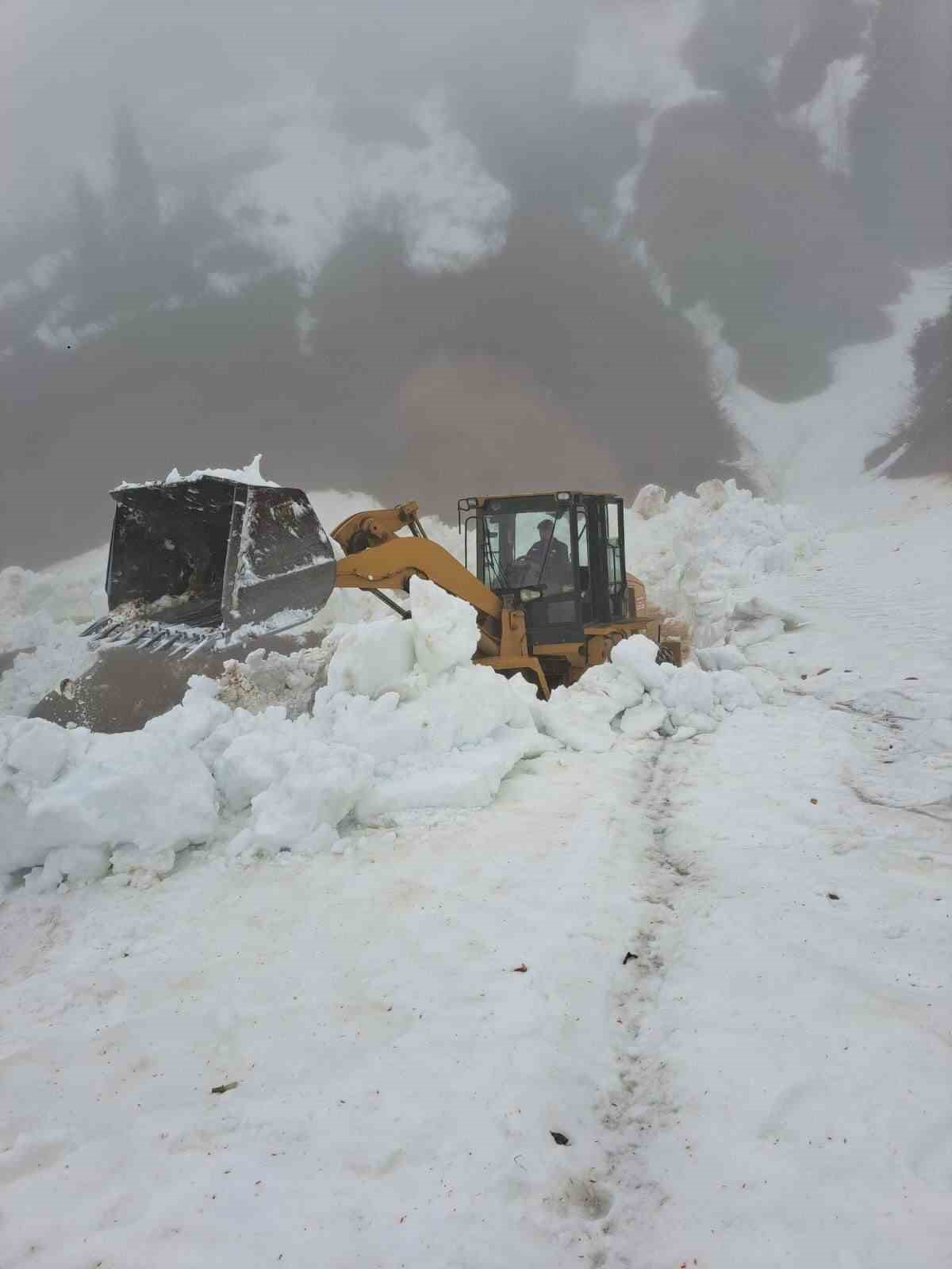 Rize&rsquo;de yayla yollarında kar temizleme &ccedil;alışması s&uuml;r&uuml;yor