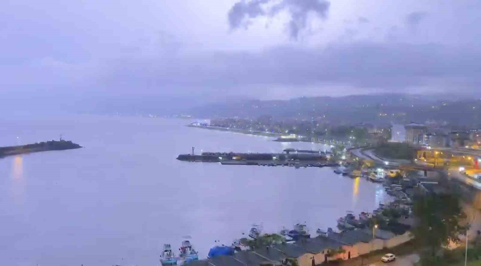Trabzon&rsquo;da yağmurla birlikte &ccedil;akan şimşekler g&ouml;ky&uuml;z&uuml;n&uuml; aydınlattı
