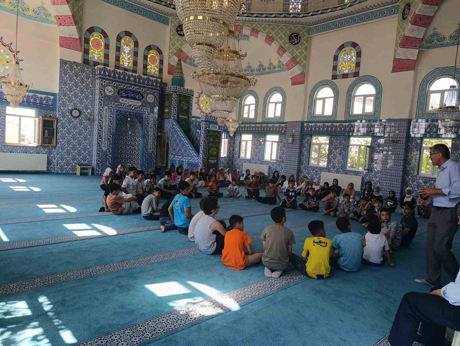Edremit Şehitlik Camii’nde Yaz Kur’an Kursu öğrencilerine ‘Hazret-i Peygamber’ semineri