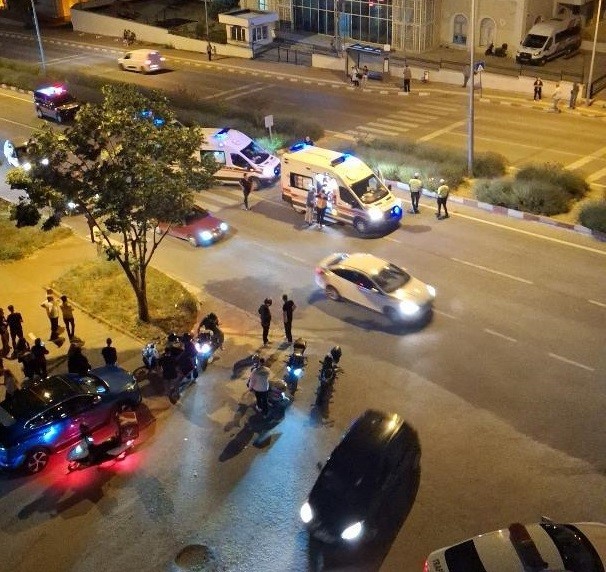 Bilecik’te motosiklet ile elektrikli bisikletin çarpışması sonucu 1’i ağır 3 kişi yaralandı
