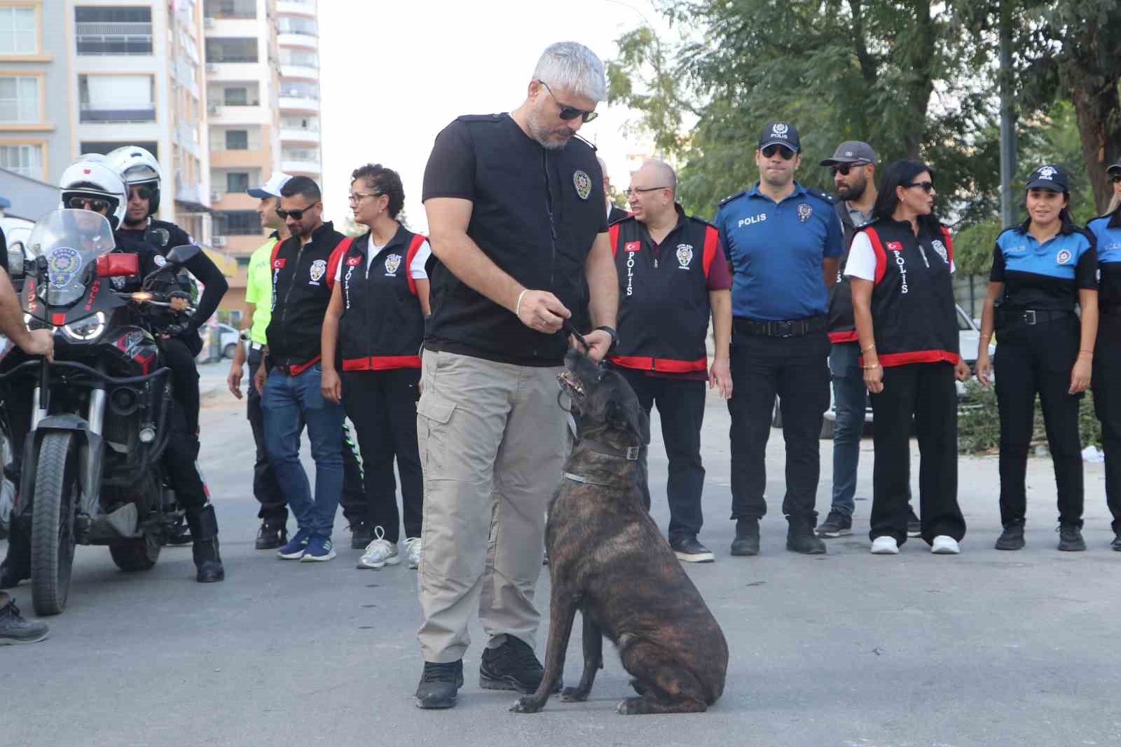 Adana’da okulların ilk gününde polisten güvenlik uygulaması