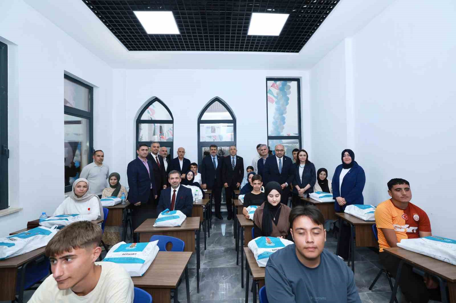Onikişubat Belediyesi’nin Kale Gençlik Merkezi hizmete açıldı