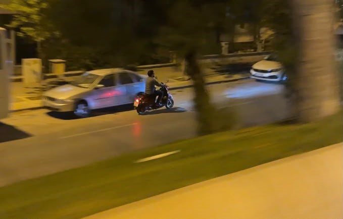 Ters yönde ilerleyen motosikletli hem kendini hem trafiği tehlikeye attı