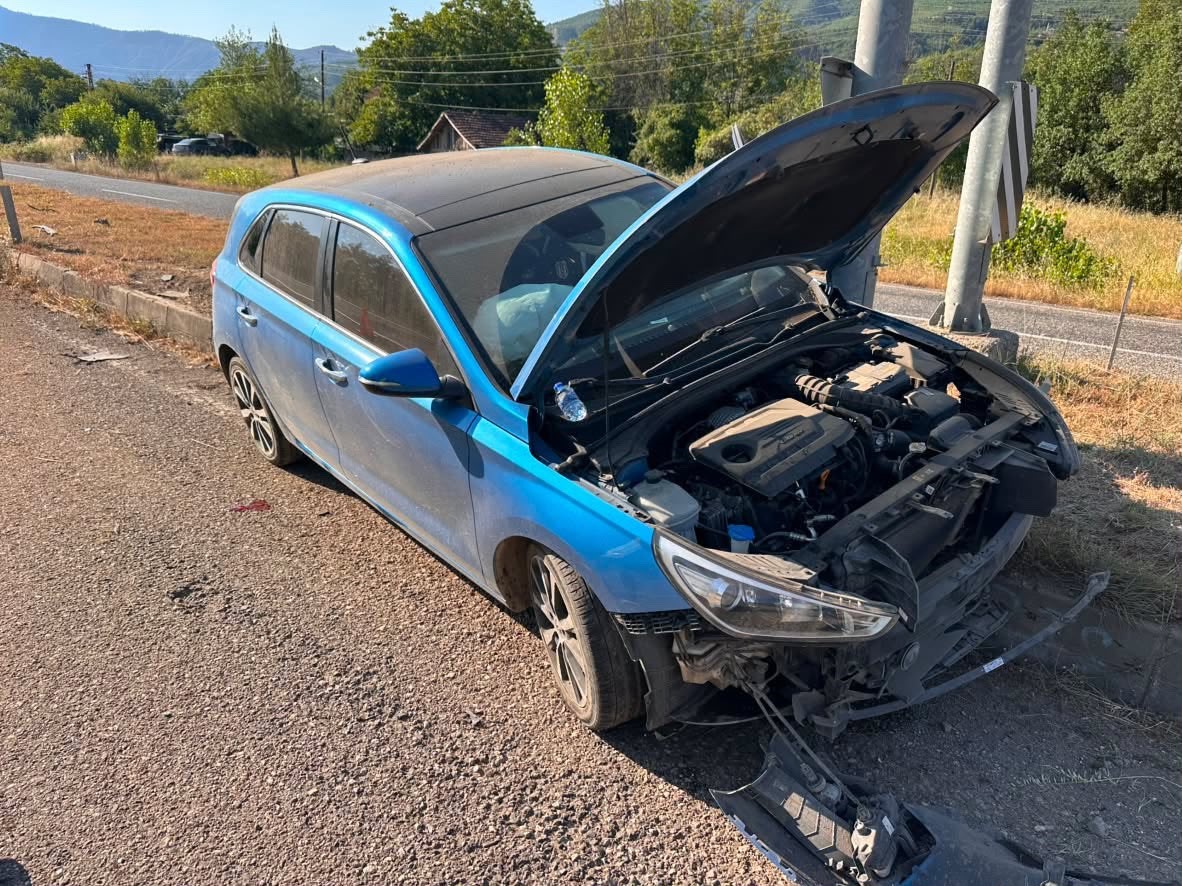 Refüje çarpan otomobildeki 2’si çocuk 4 kişi yaralandı