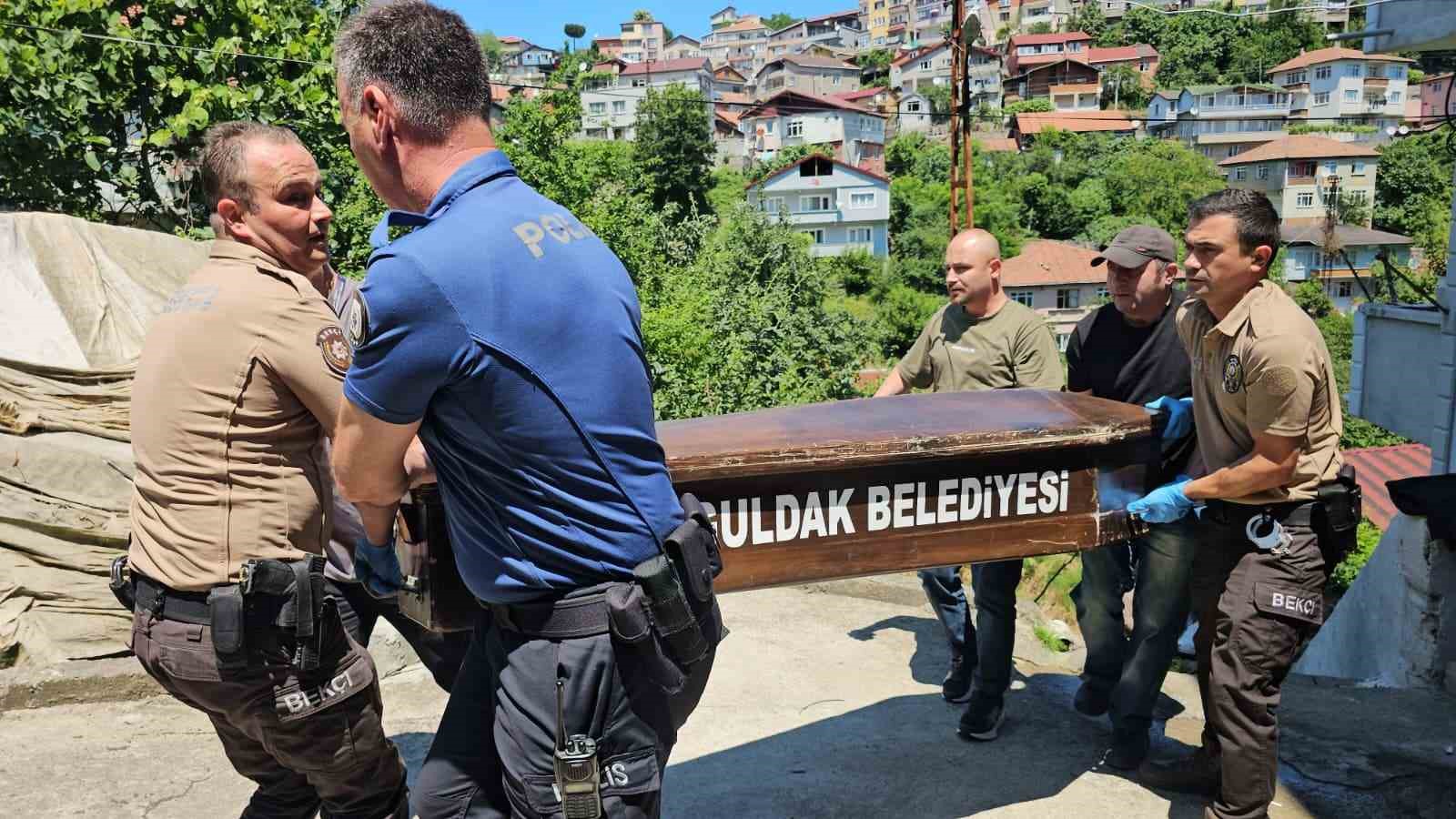 İşe gelmeyince merak edip evine giden arkadaşları korkunç manzarayla karşılaştı: Sağlık çalışanı evinde ölü bulundu