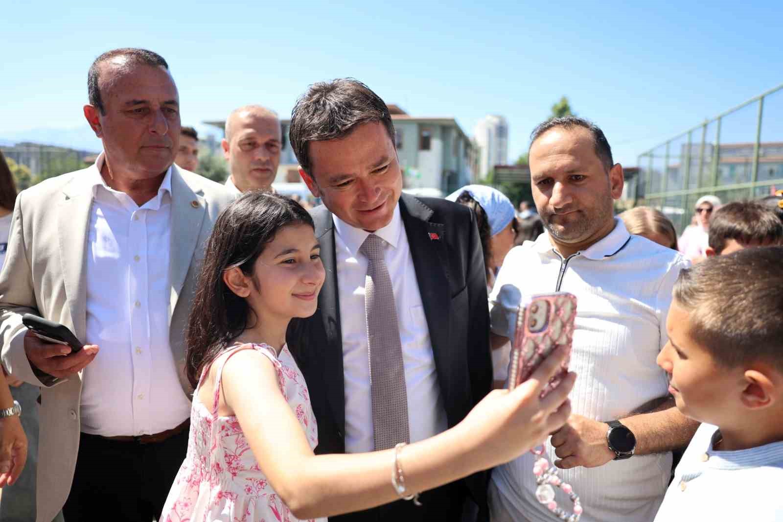 Başkan Erkan Aydın &ouml;ğrencilere karnelerini verdi
