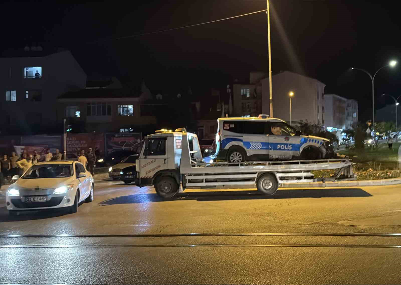 Polis aracı ile otomobil &ccedil;arpıştı: 2&rsquo;si polis 3 yaralı