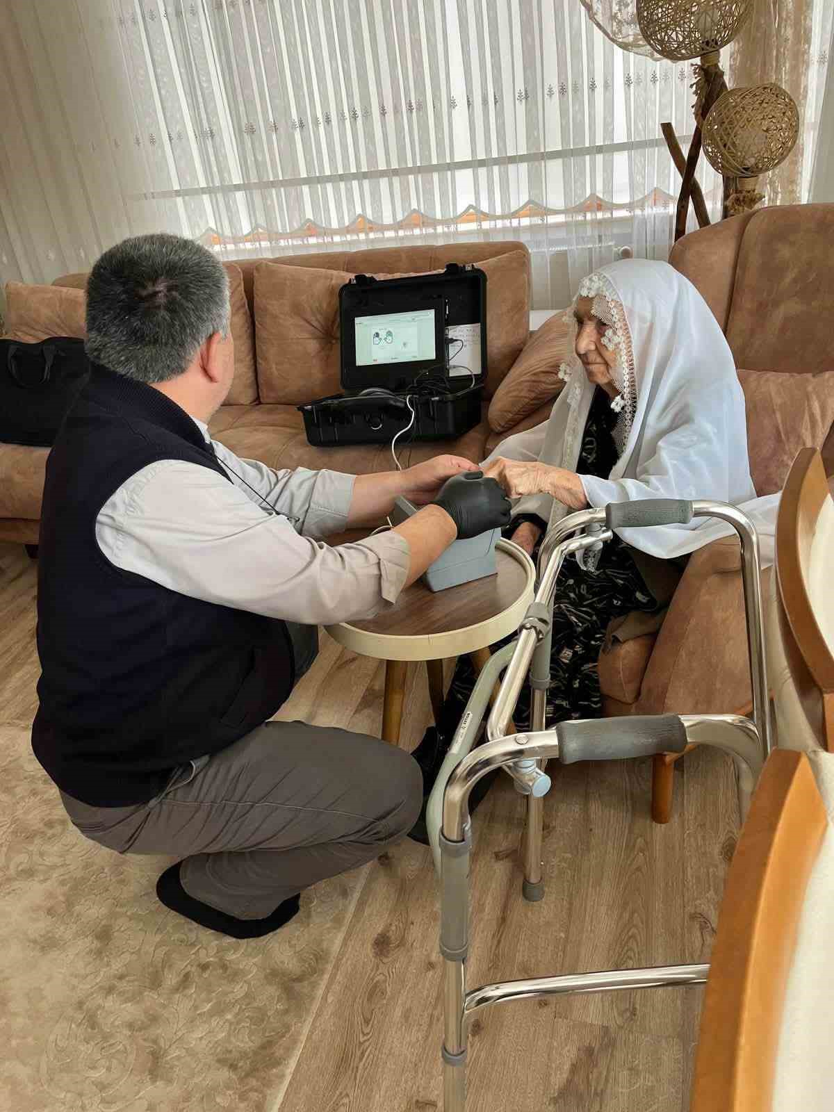 Yaşlı kadının kimliği evinde yenilendi