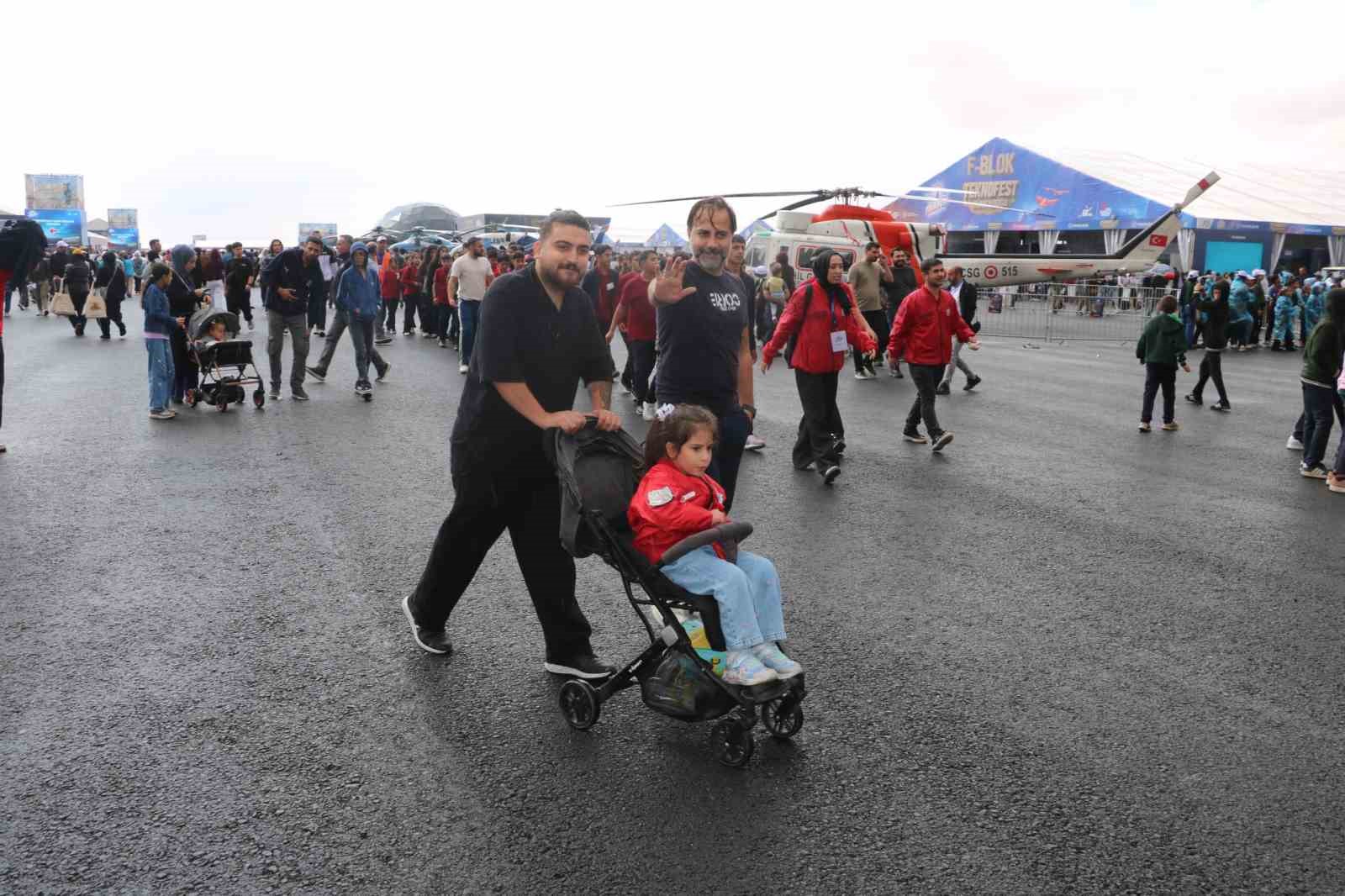 Vatandaşlar yağmura rağmen TEKNOFEST G&uuml;neydoğu&rsquo;ya akın ediyor