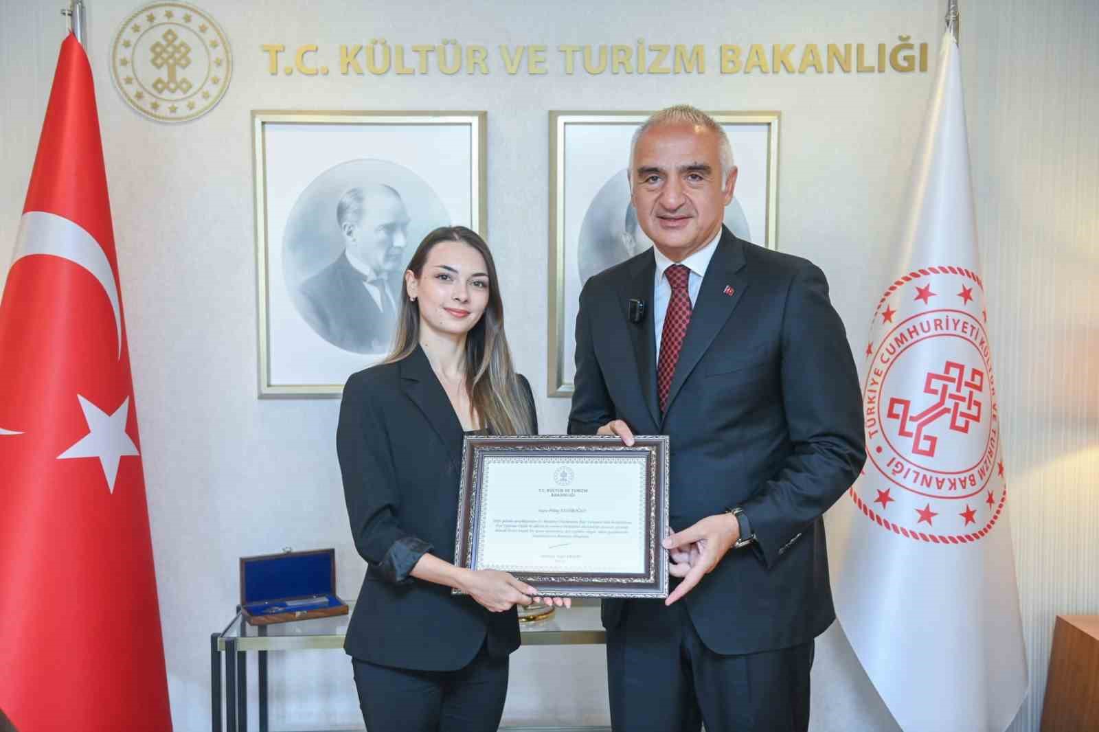 Bakan Ersoy’dan Bolşoy Tiyatrosu’nda tarihi başarıya imza atan Nilay Tahiroğlu’na tebrik