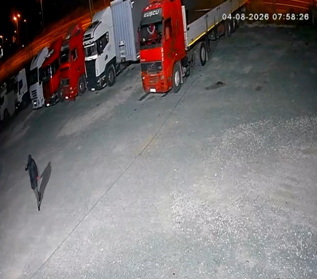 Maskeli saldırgan, beyzbol sopasıyla kooperatifin pencerelerini kırıp ka&ccedil;tı