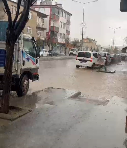 Demirözü’nde sağanak yağış hayatı olumsuz etkiledi