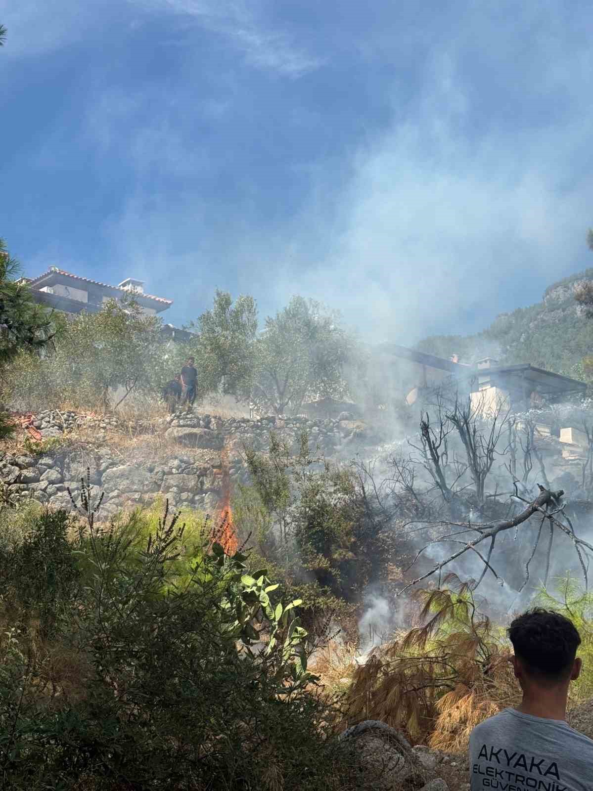 Akyaka&rsquo;da ot yangını paniğe neden oldu