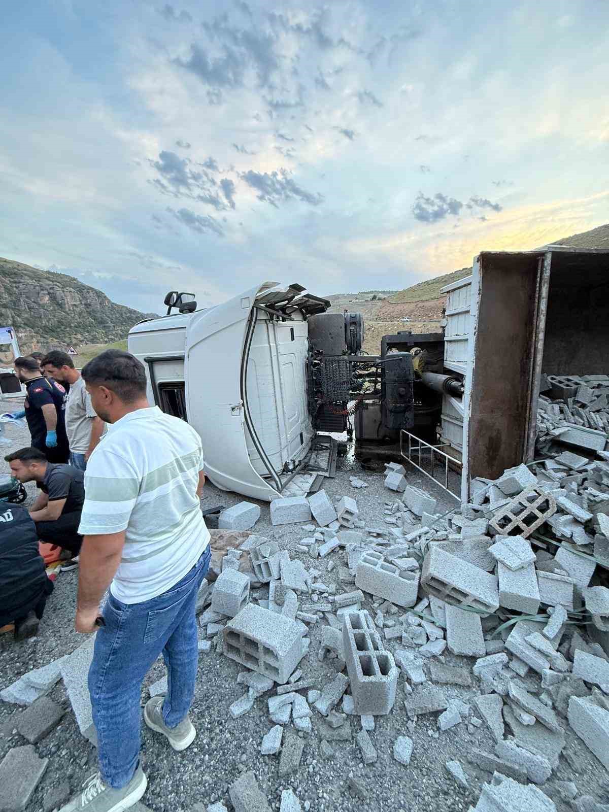 Siirt-Eruh karayolunda kontrolden &ccedil;ıkan tır devrildi: S&uuml;r&uuml;c&uuml; ağır yaralandı