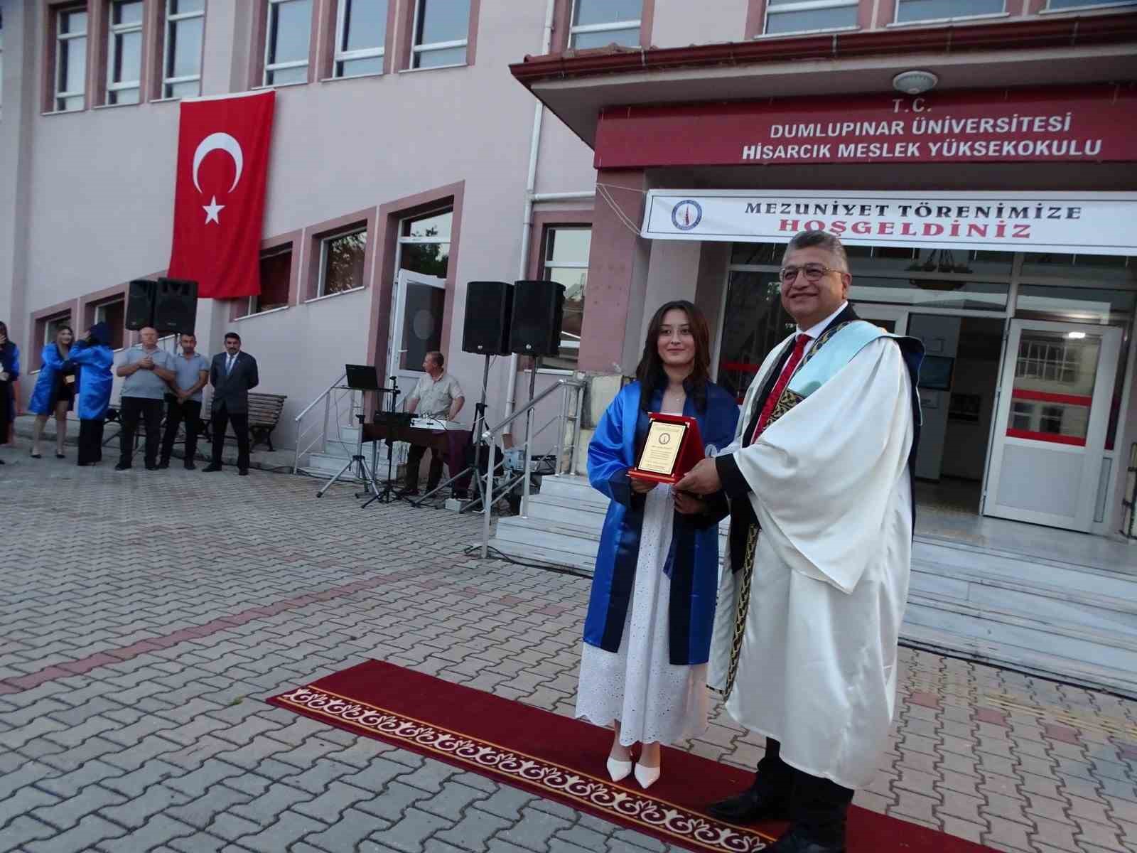Hisarcık MYO’da 160 öğrenci mezuniyet sevinci yaşadı