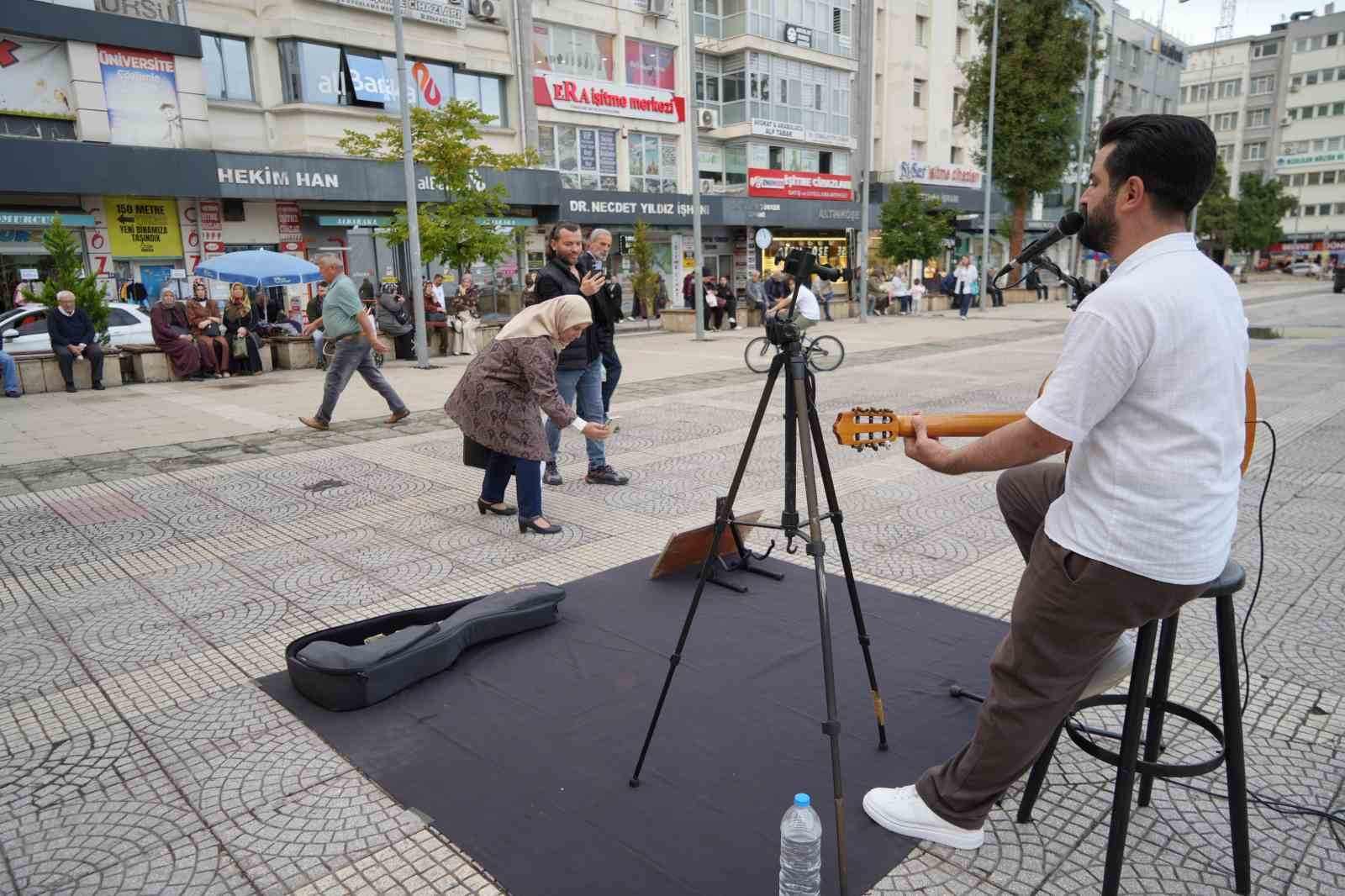 Sokak sanat&ccedil;ısı meydana renk katıyor
