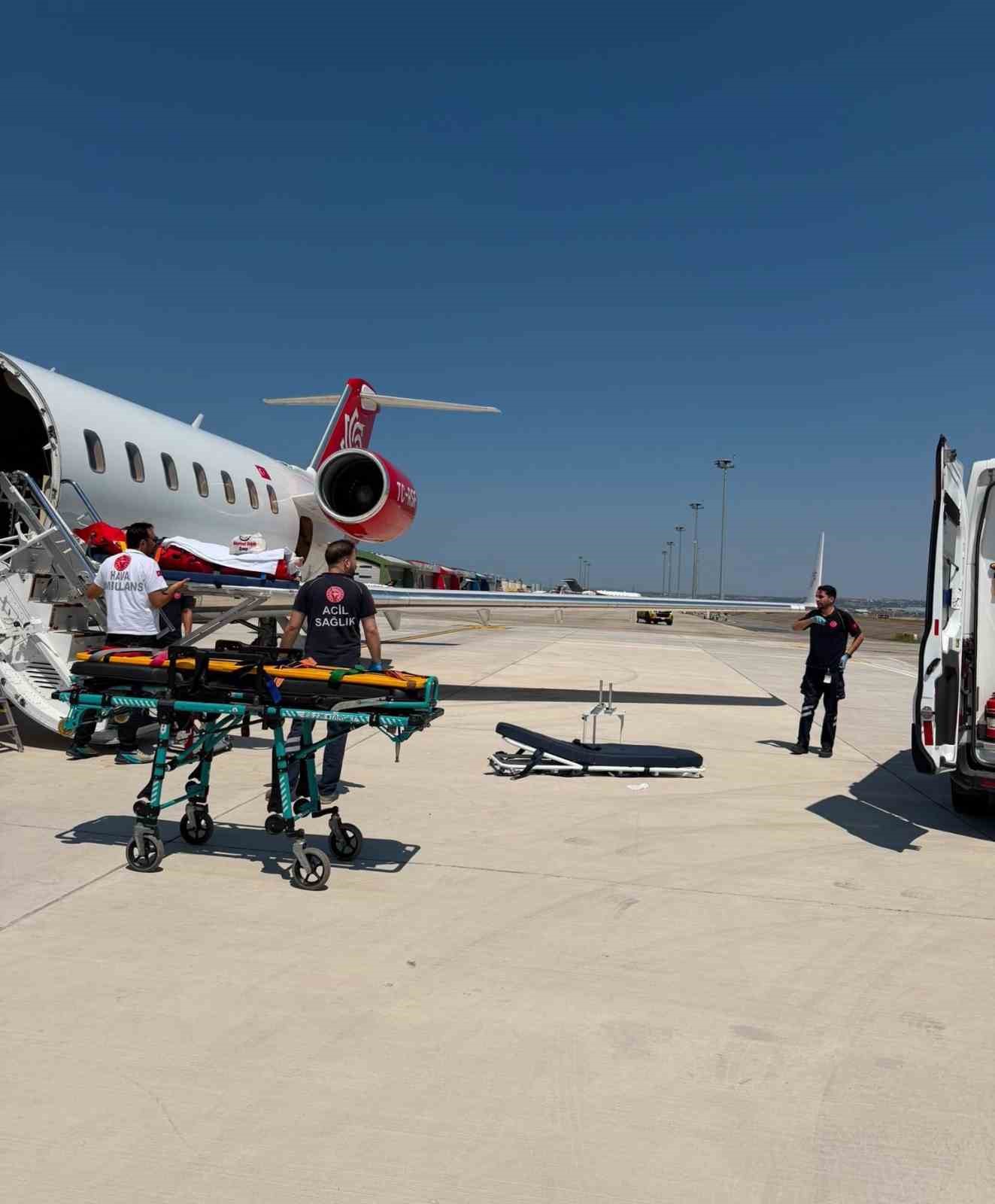 Mısır&rsquo;da trafik kazası ge&ccedil;iren 3 T&uuml;rk hava ambulansıyla T&uuml;rkiye&rsquo;ye getirildi