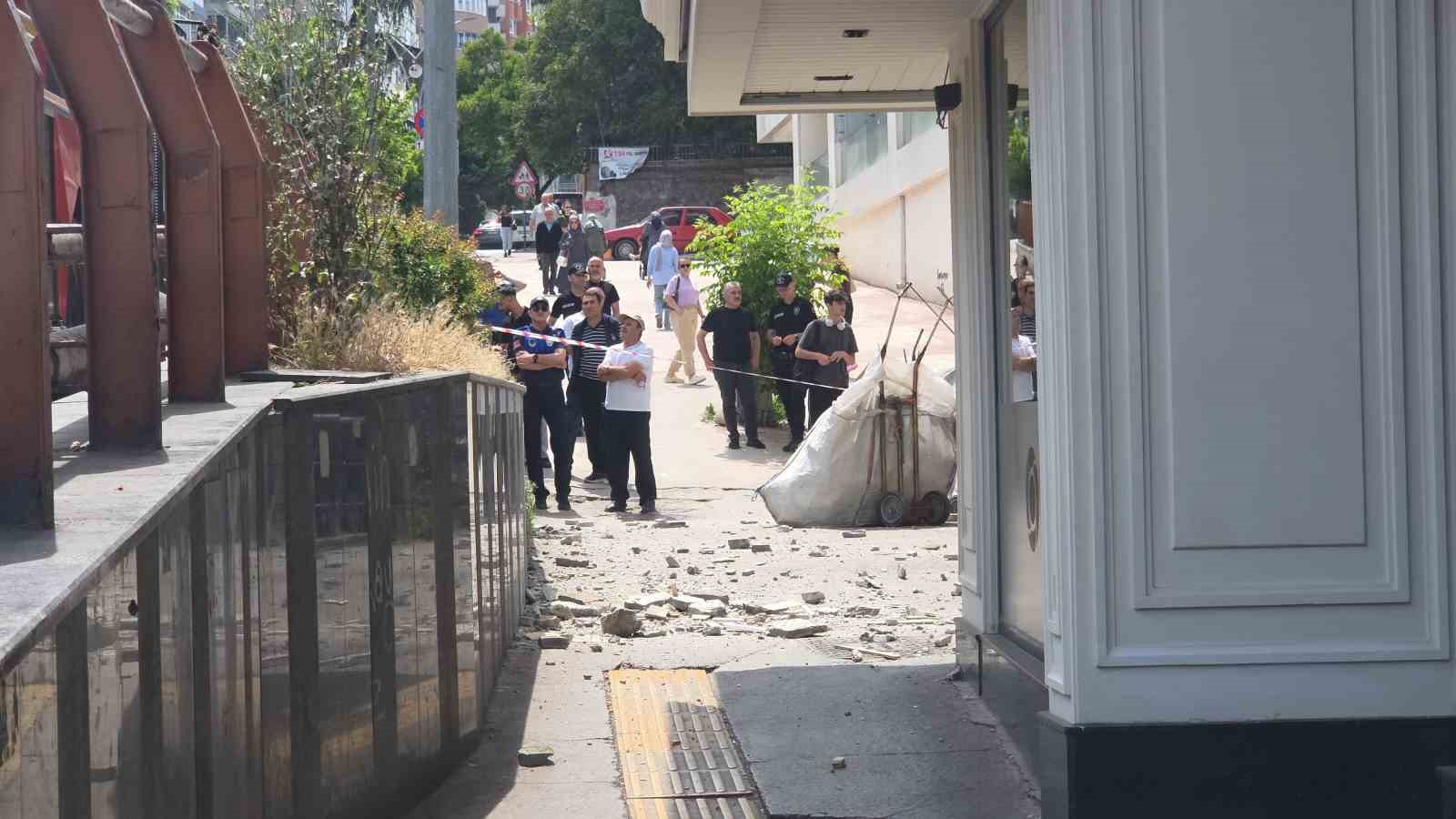 8 katlı iş hanından düşen sıva parçaları 2 kişiyi yaraladı