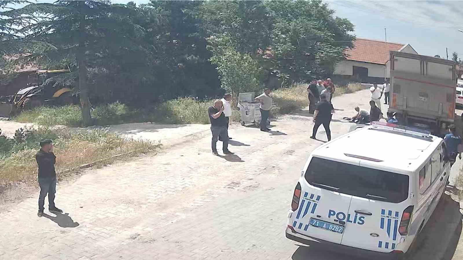 Kamyonun çarptığı yaşlı kadın hayatını kaybetti: Feci kaza kamerada