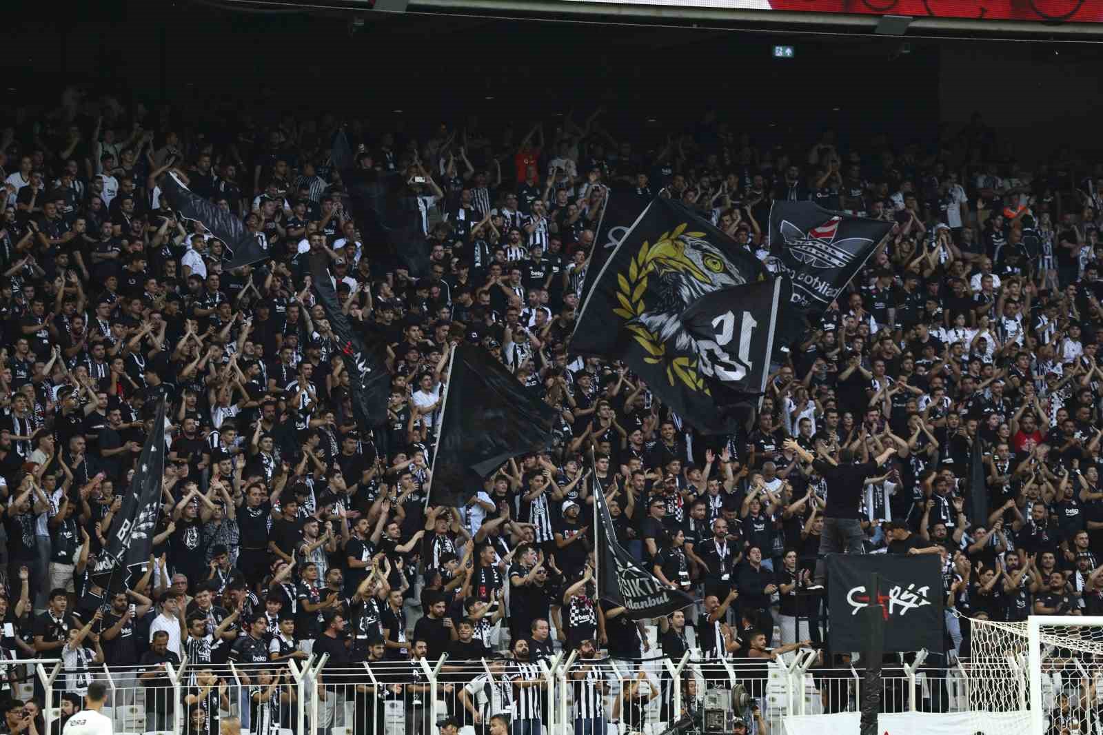 Beşiktaş tribünlerinden Vincenzo Italiano’ya destek