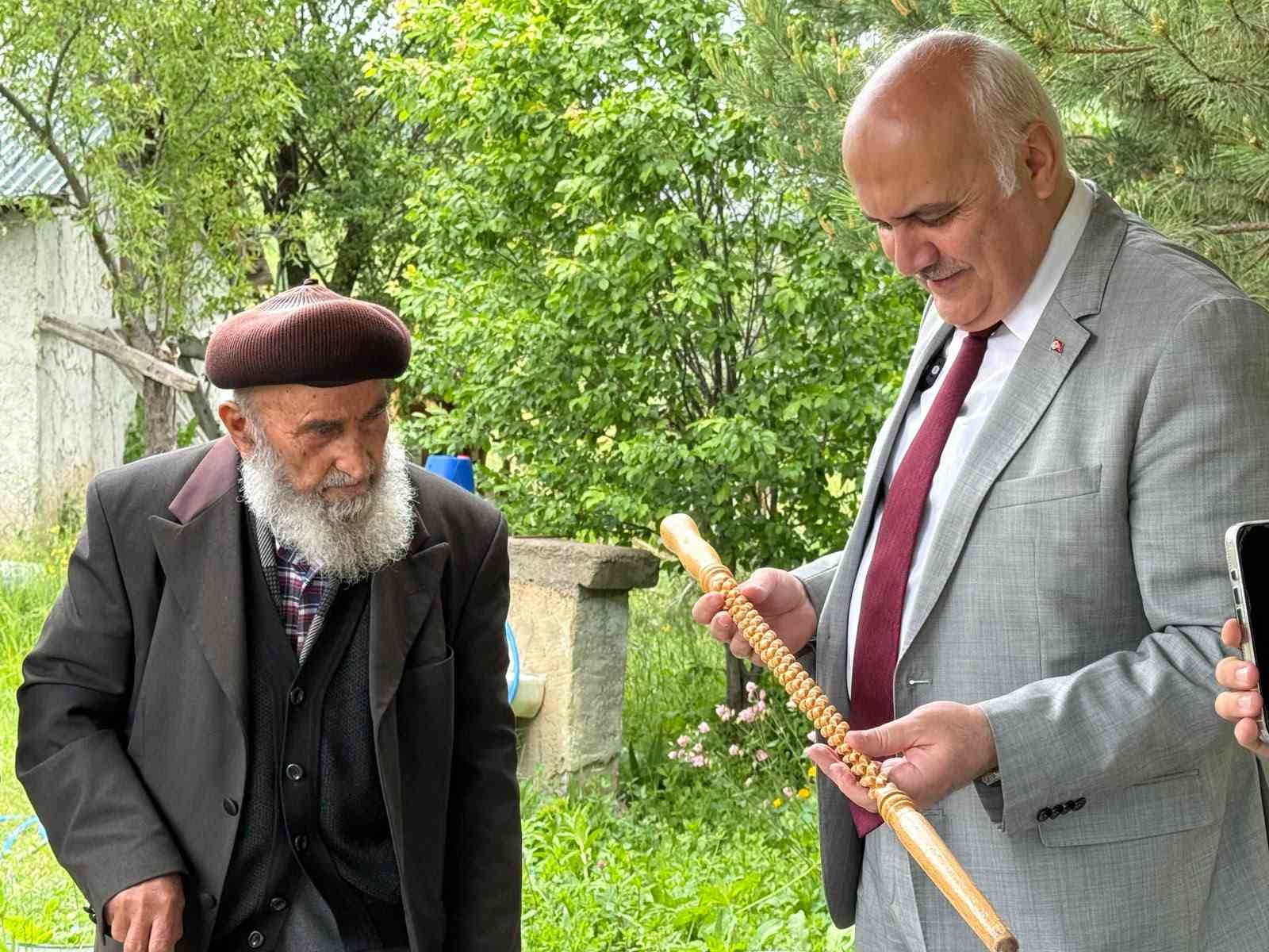 Kızılcahamam Belediye Başkanı Acar, 93 yaşındaki baston ustasını ziyaret etti