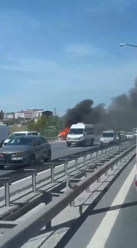 TEM Otoyolu’nda seyir halindeki aracın yanma anı kameraya yansıdı