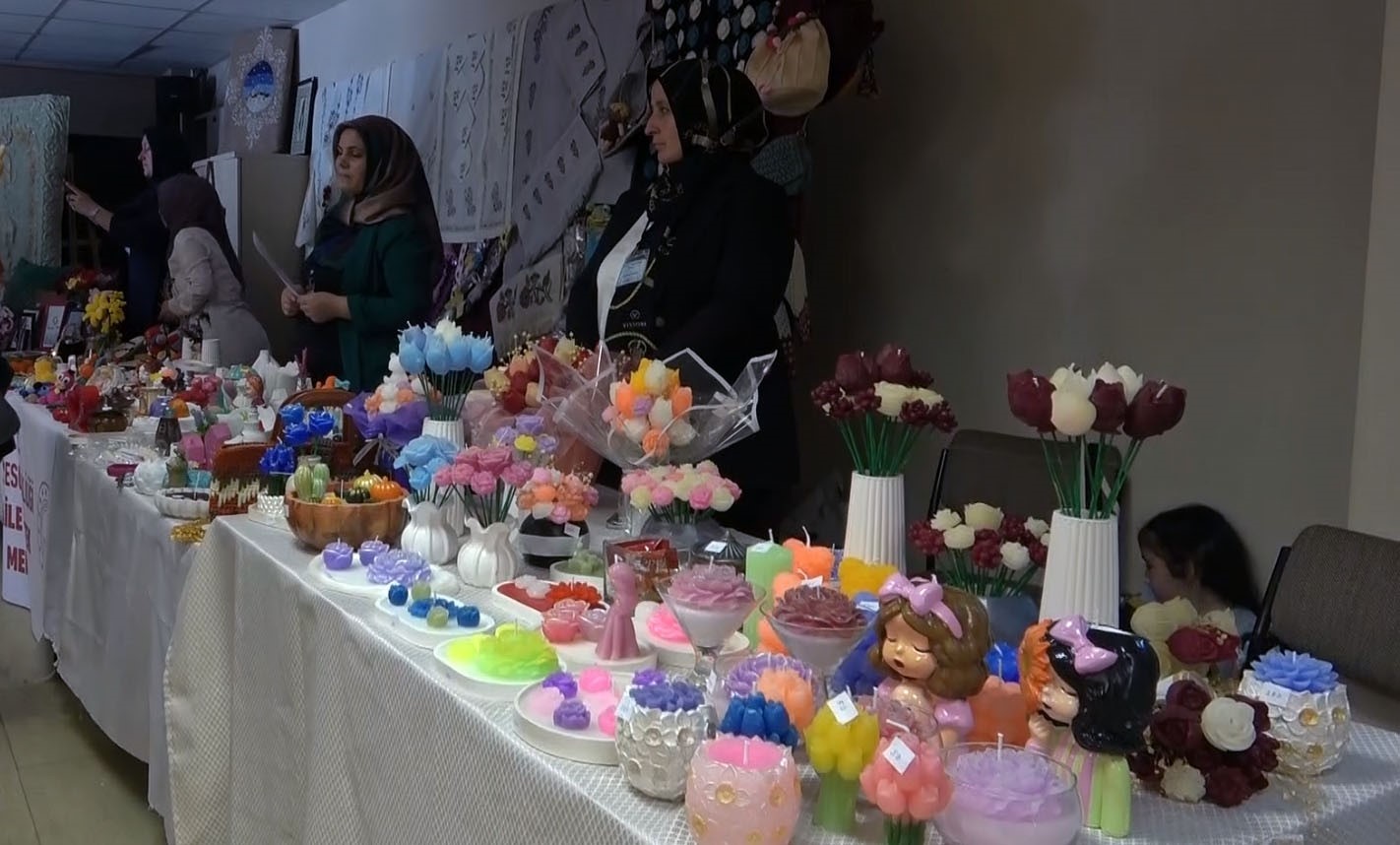 Atık malzemeler sanat eserine d&ouml;n&uuml;şt&uuml;