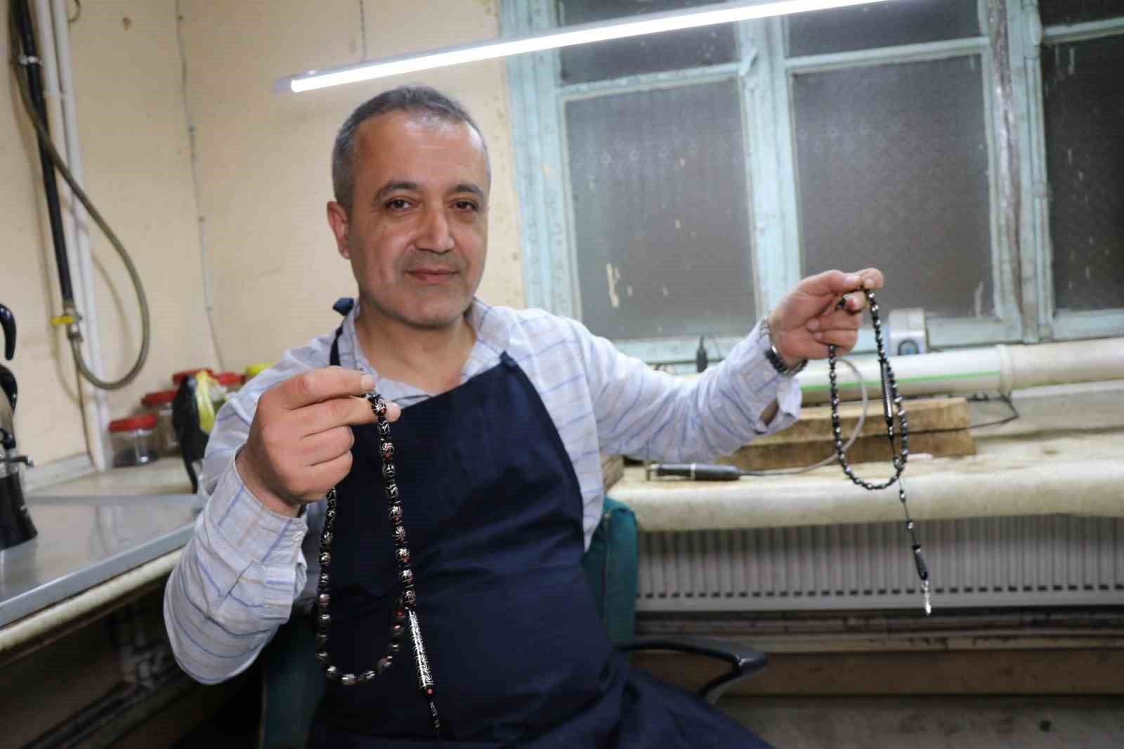 Ustasından Türkiye’de bir ilk: Balık taneli Oltu taşı tespihi yaptı