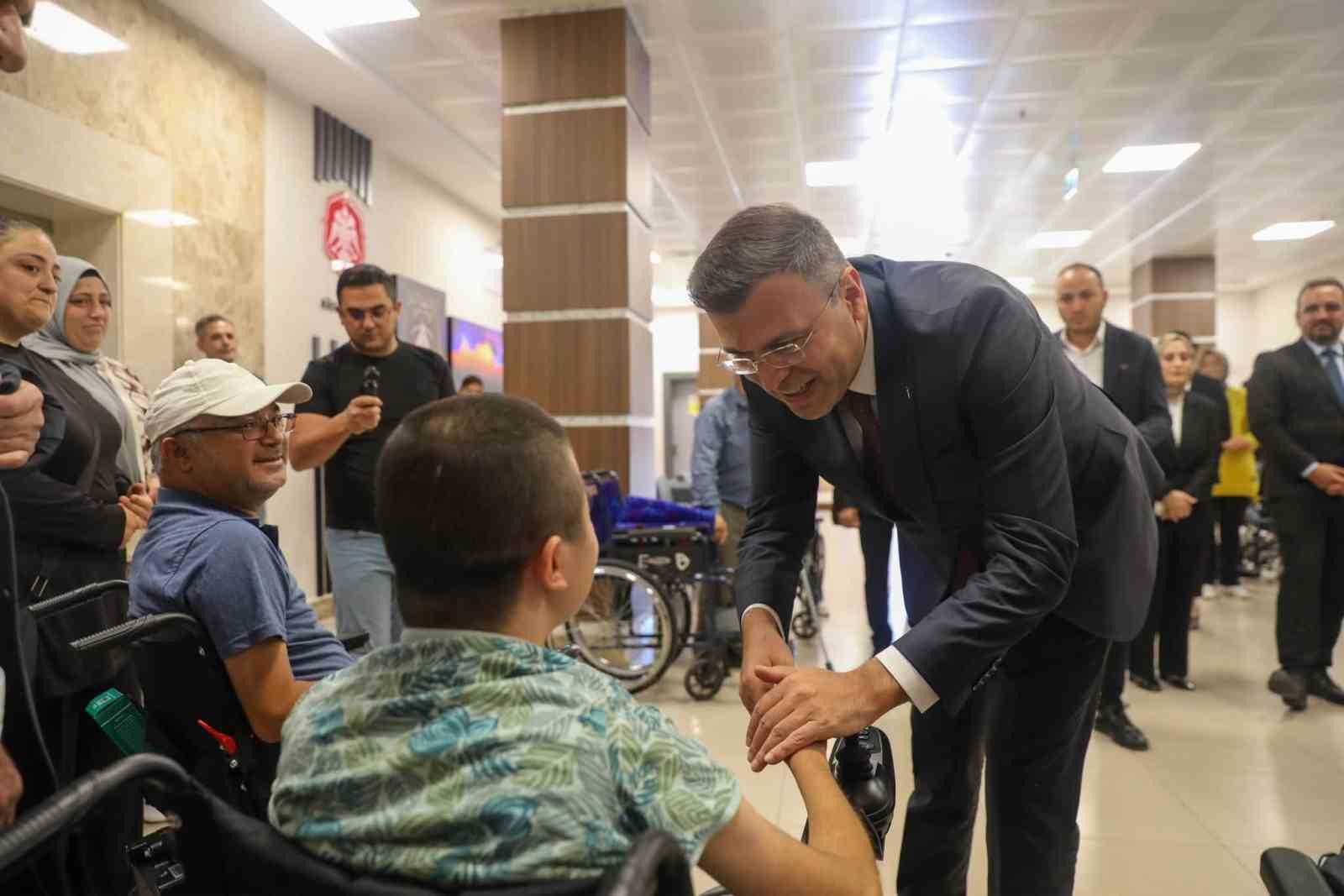 Niğde’de engelli vatandaşlara 21 akülü tekerlekli sandalye desteği