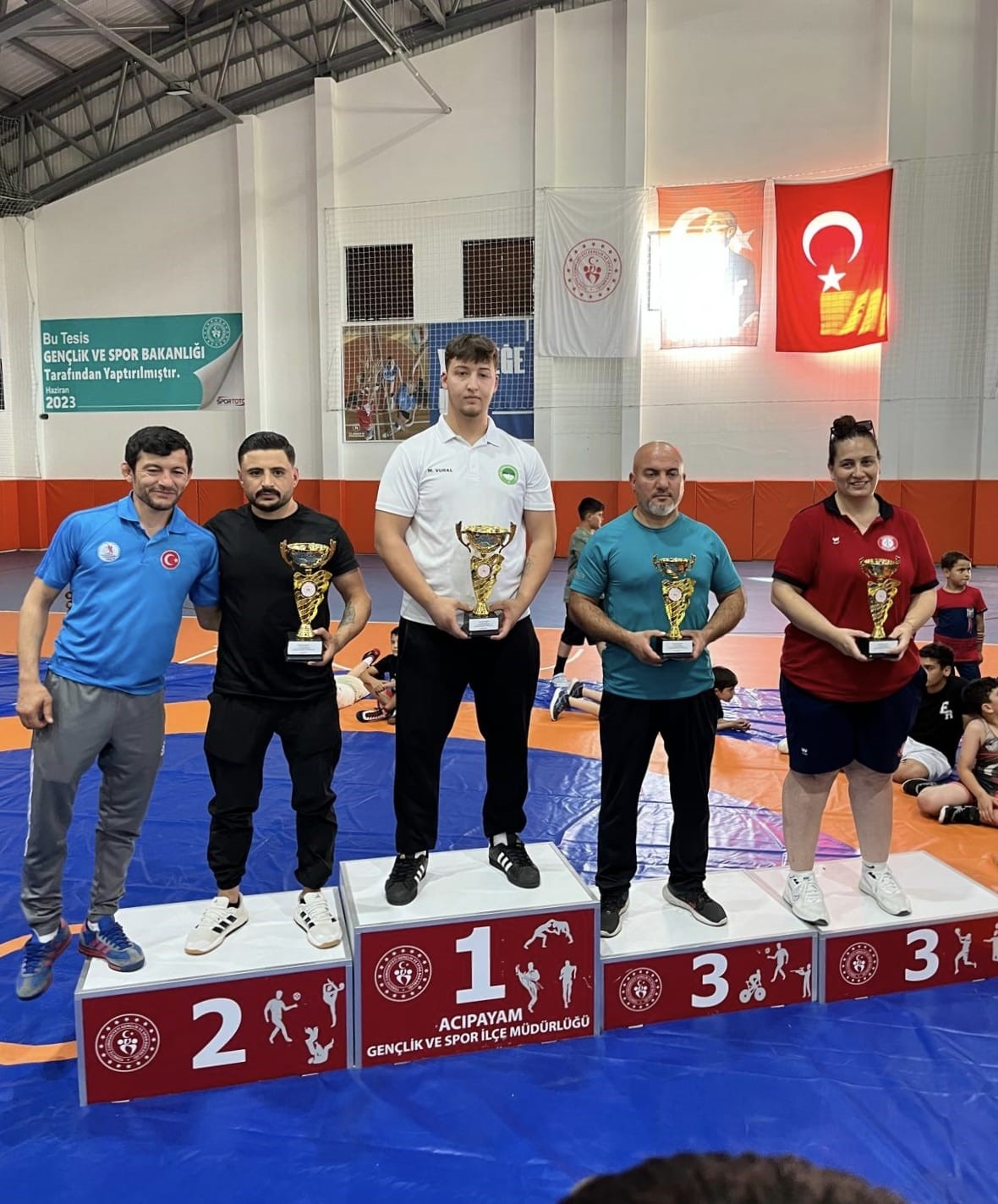 Yunusemre’nin minik pehlivanları madalyaları topladı