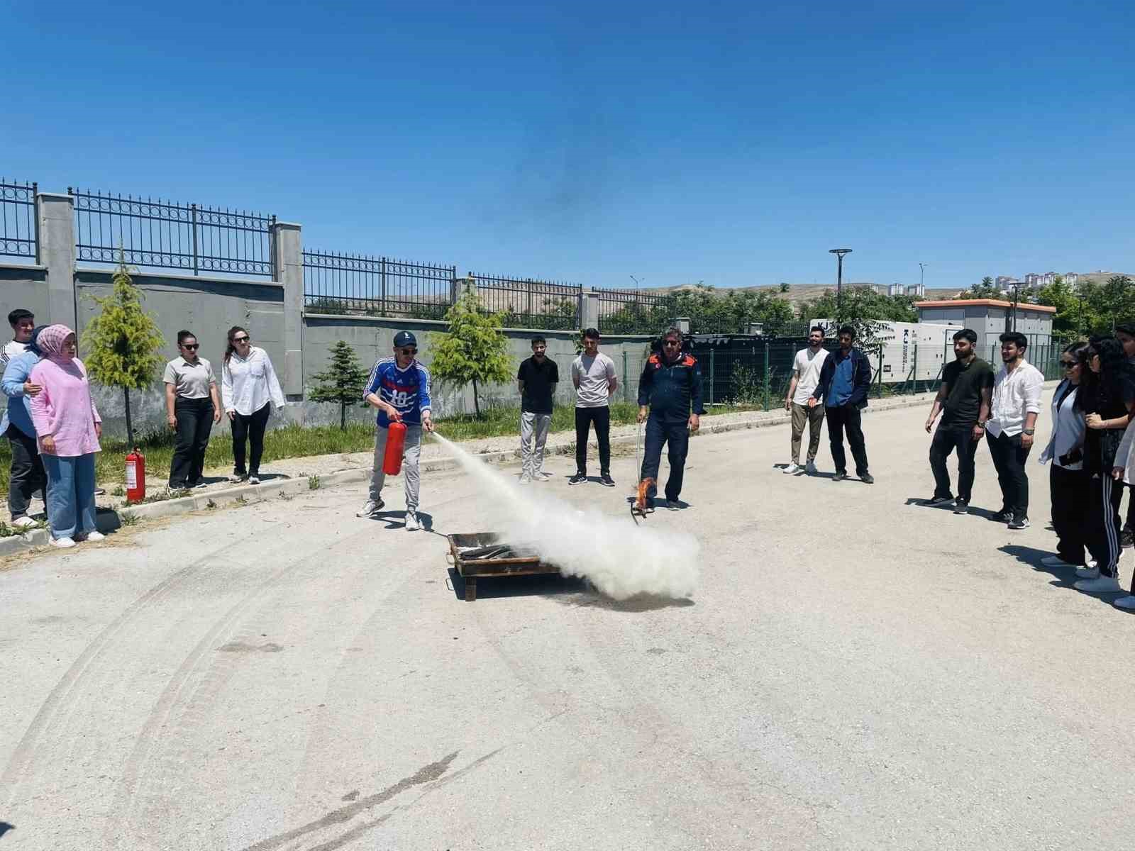 Elazığ’da öğrencilere çadır kurma ve yangın eğitimi