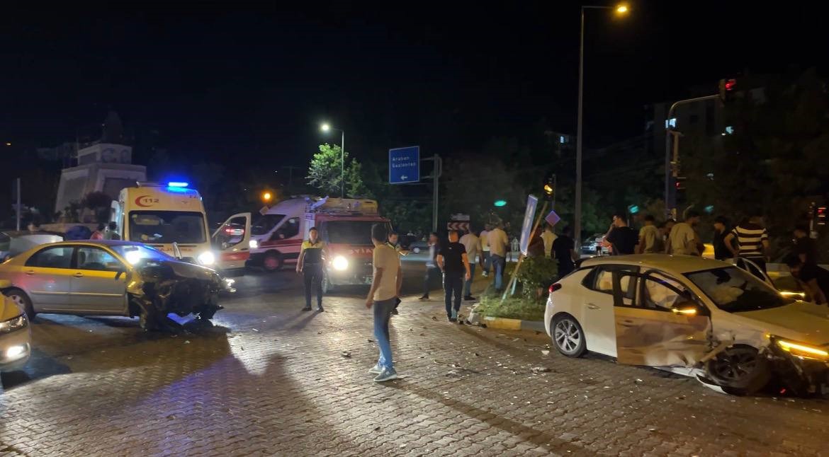 Adıyaman’da iki otomobilin çarpıştığı kazada 3 kişi yaralandı