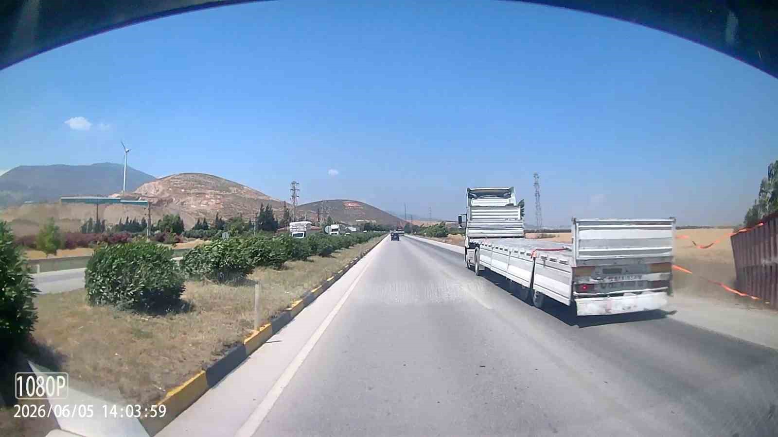 Fırtınanın, tırda taşınan konteyneri uçurduğu anlar kamerada