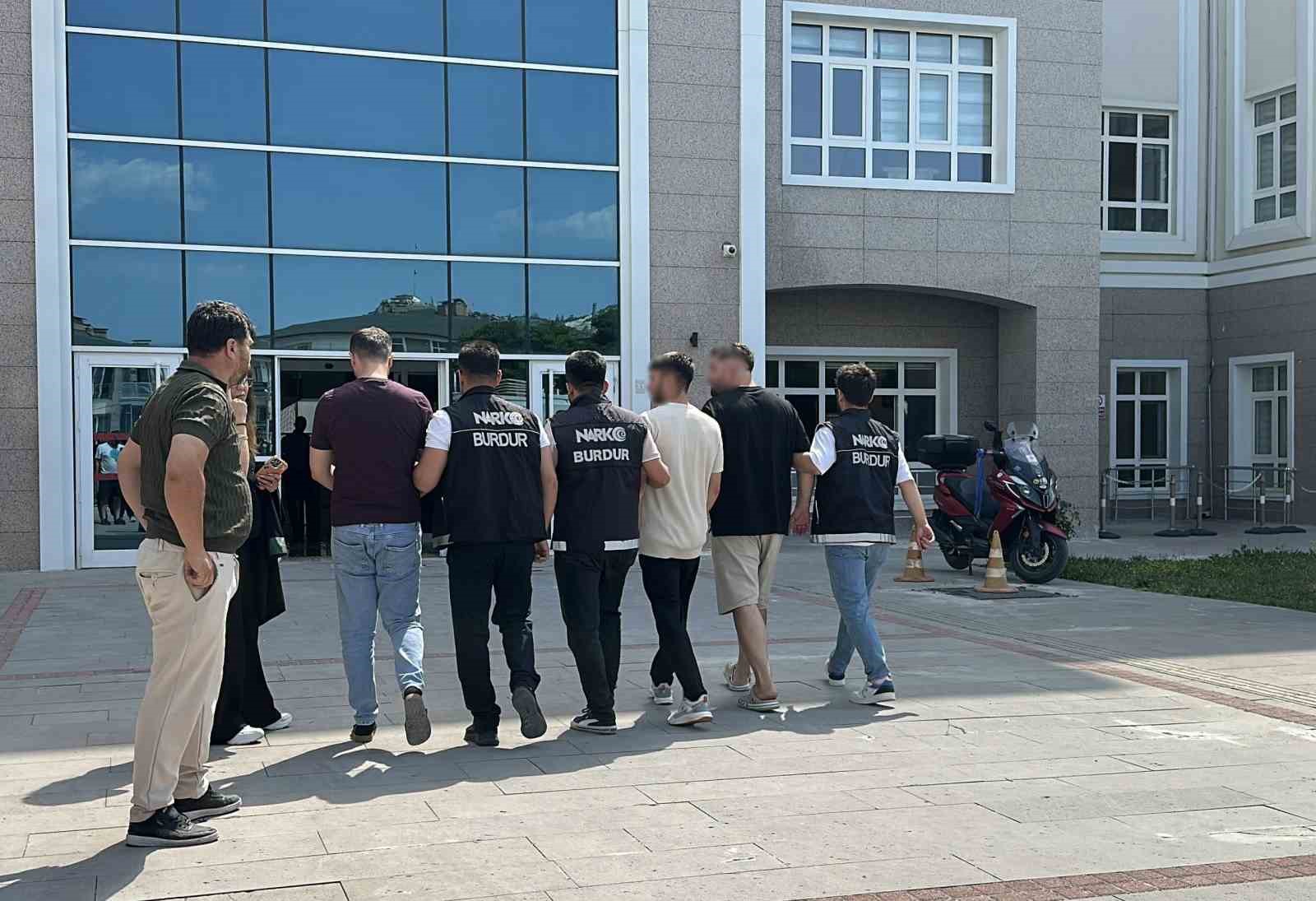 Uyuşturucu kullanmaktan öğretmenlikten ihraç edilen şahıs bu kez uyuşturucu ticaretinden tutuklandı