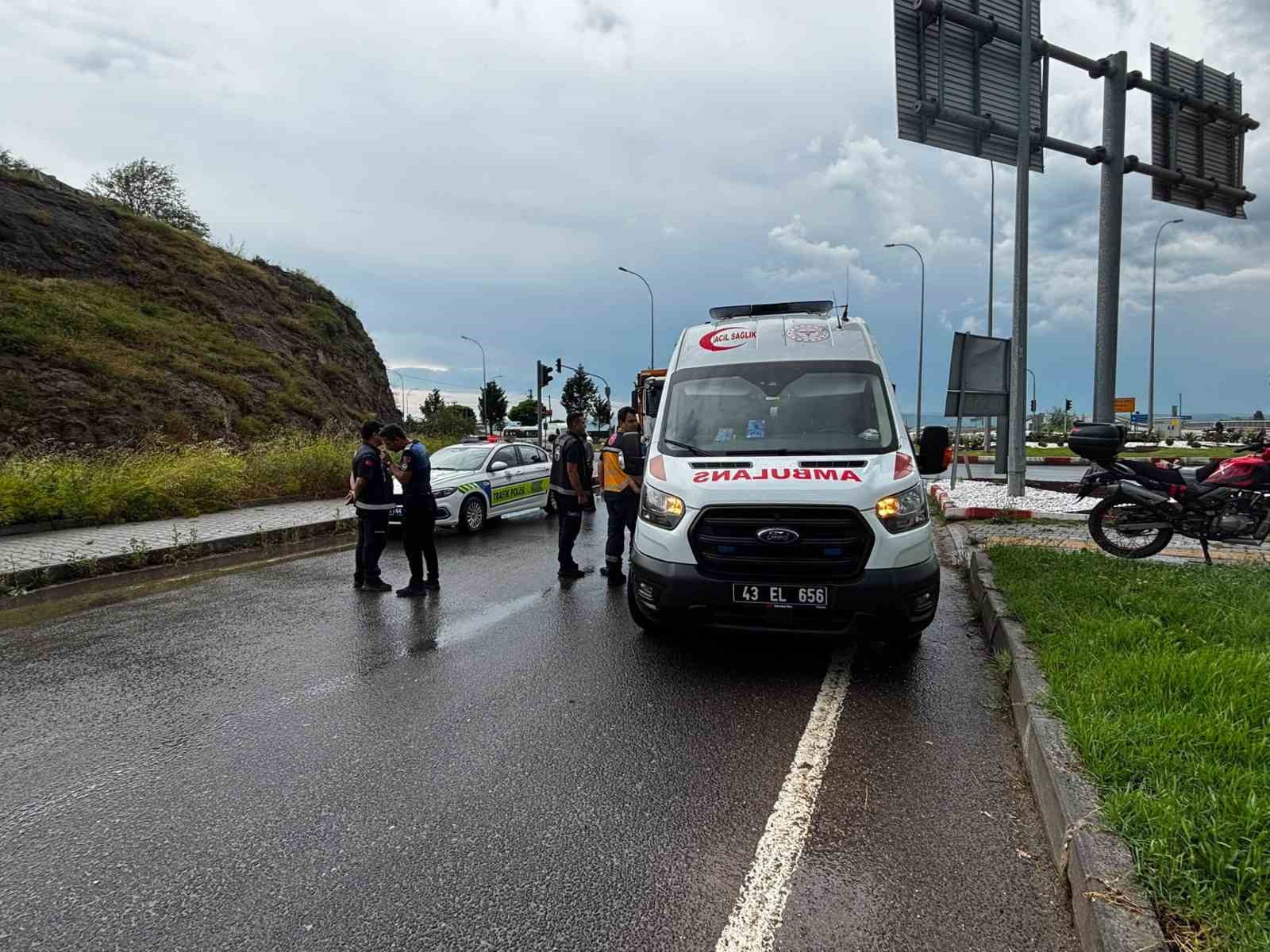 Tavşanlı’da otomobille çarpışan motosikletli yaralandı