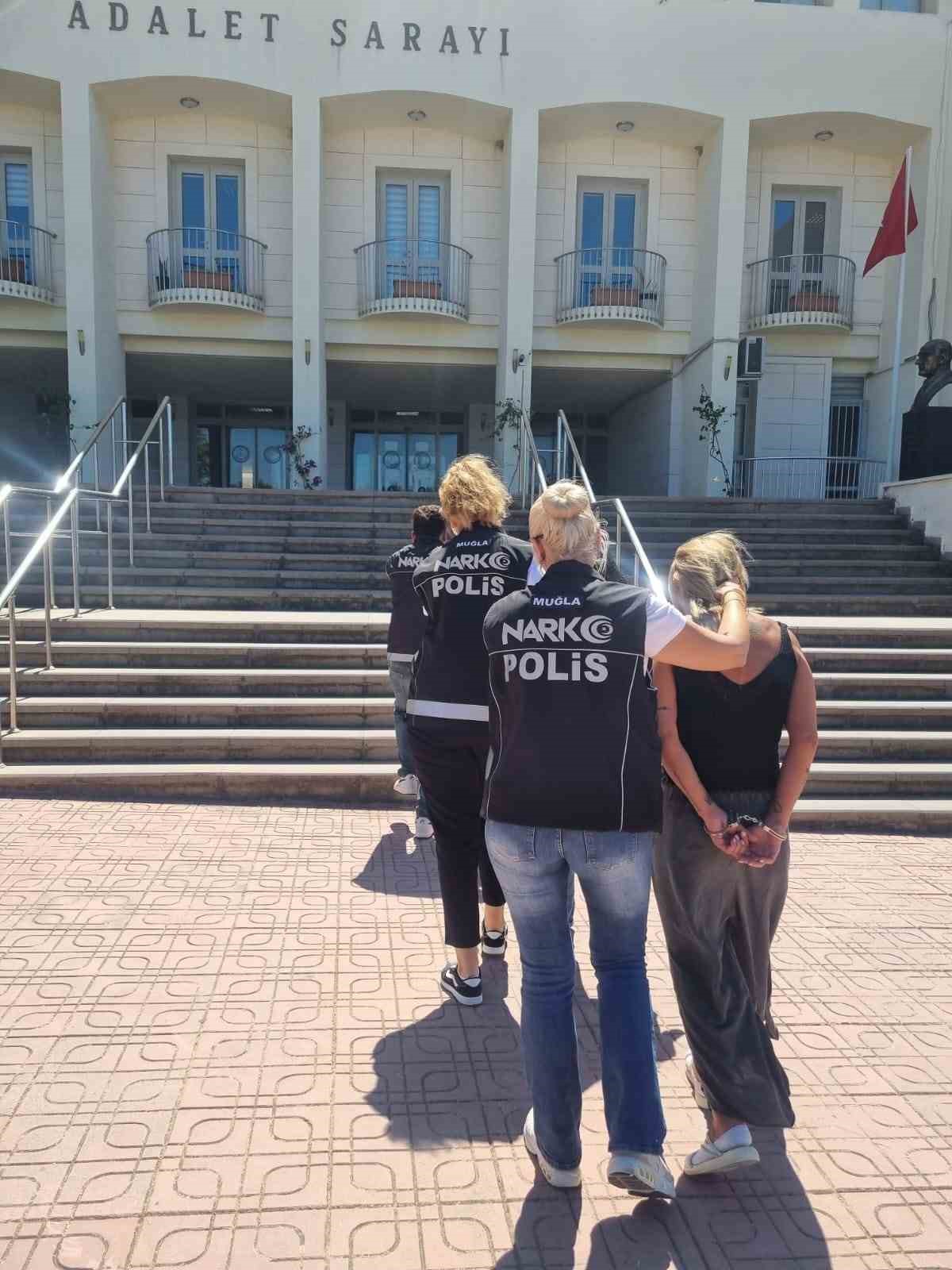 Uyuşturucu tacirlerine ağır darbe: 900 gram skunk, kokain ve pres makinesi ele geçirildi