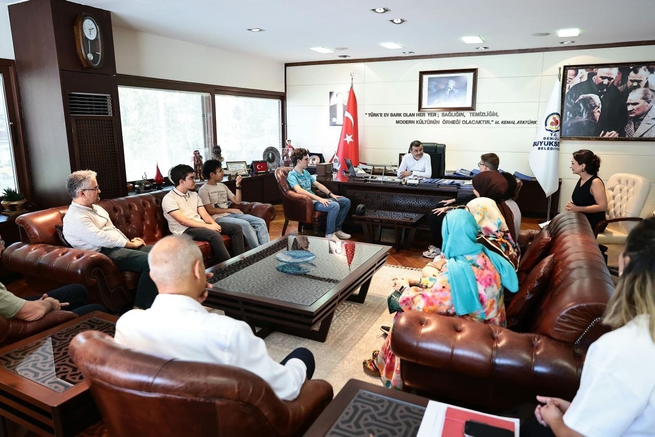 B&uuml;y&uuml;kşehir&rsquo;den YKS&rsquo;de dereceye giren &ouml;ğrencilere &ouml;d&uuml;l