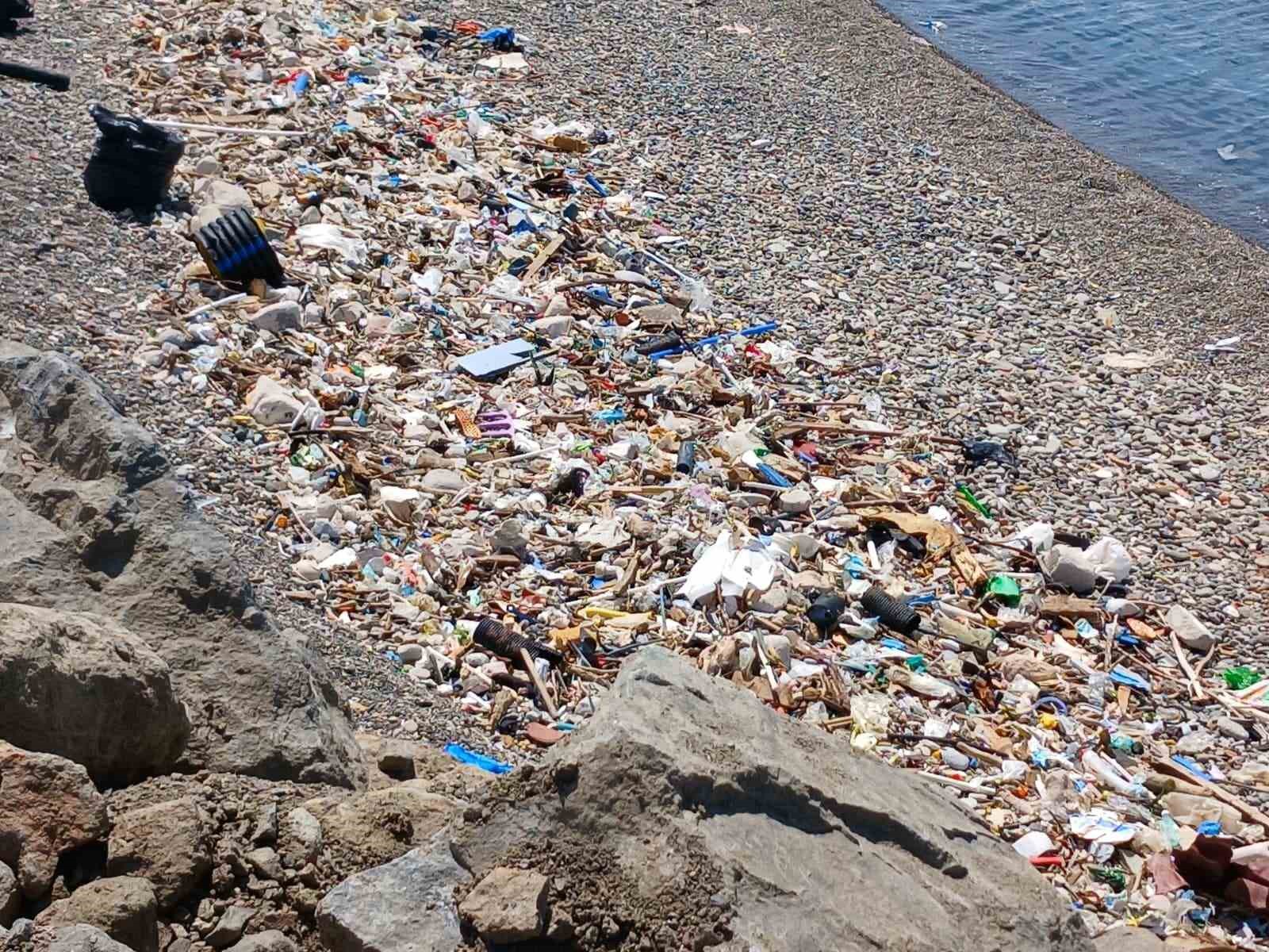 Trabzon sahilinde çöp seferberliği